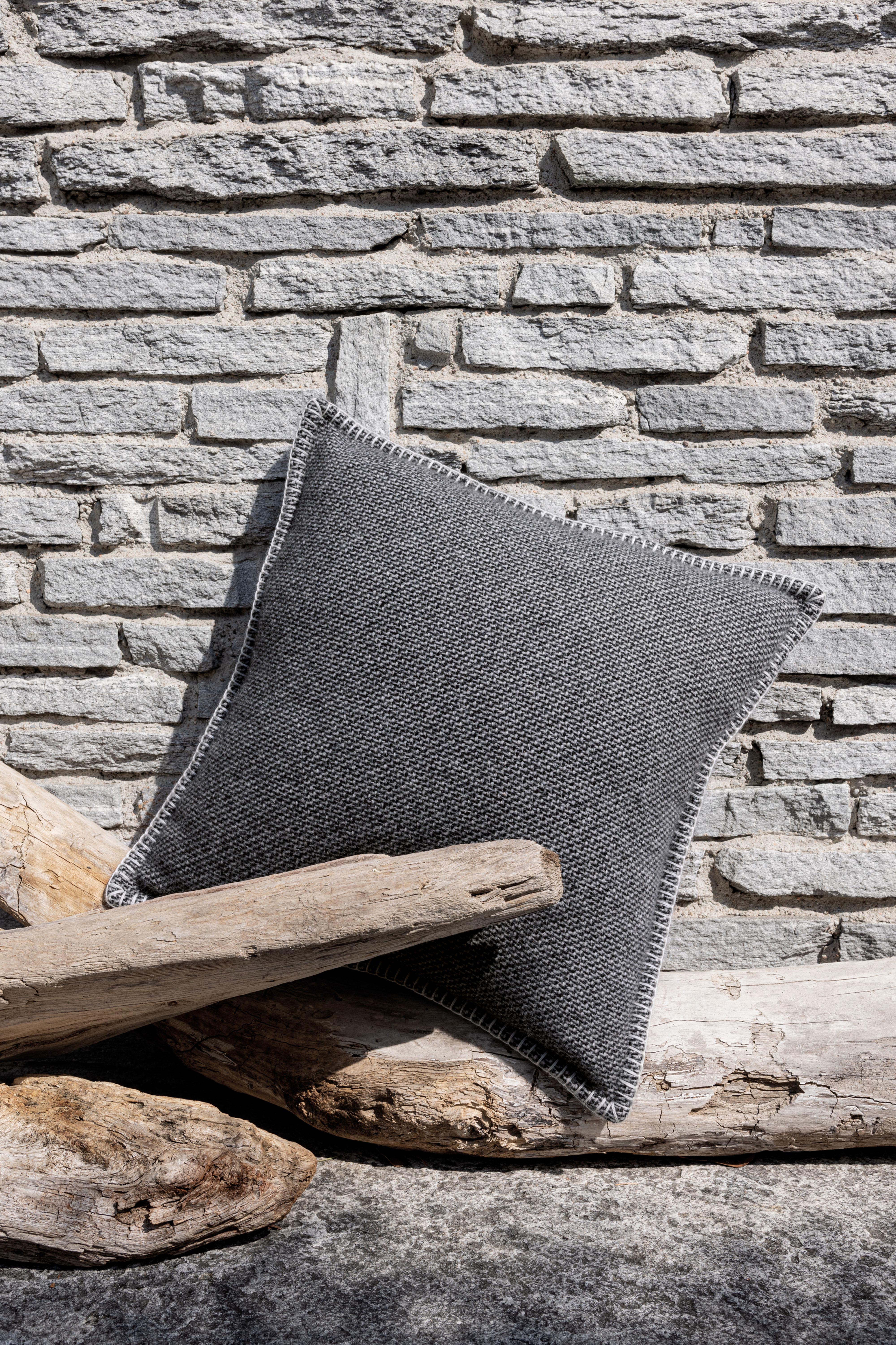 Bass: cashmere cushion with handcrafted edges - Steel