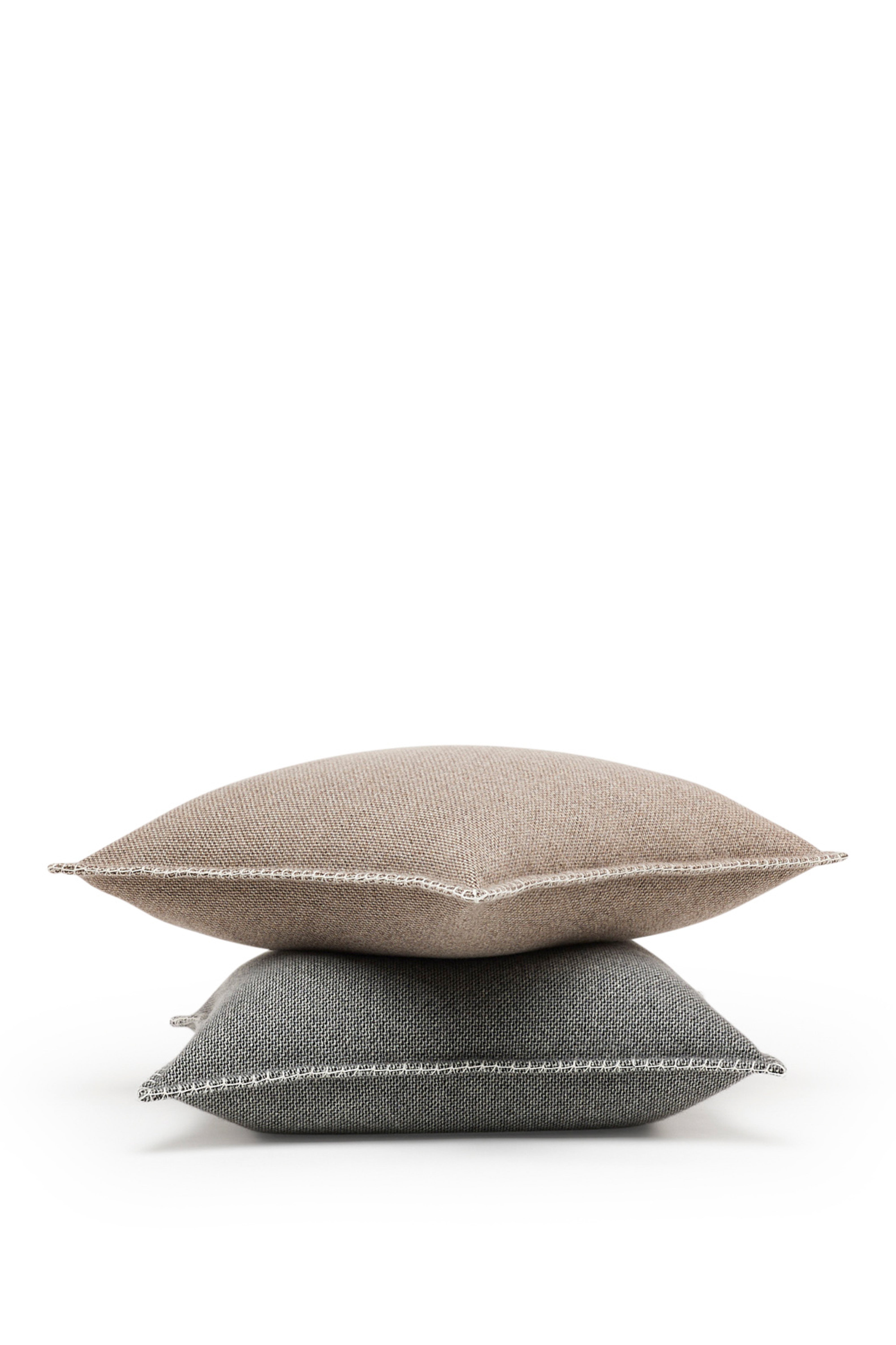 Bass: cashmere cushion with handcrafted edges - Steel