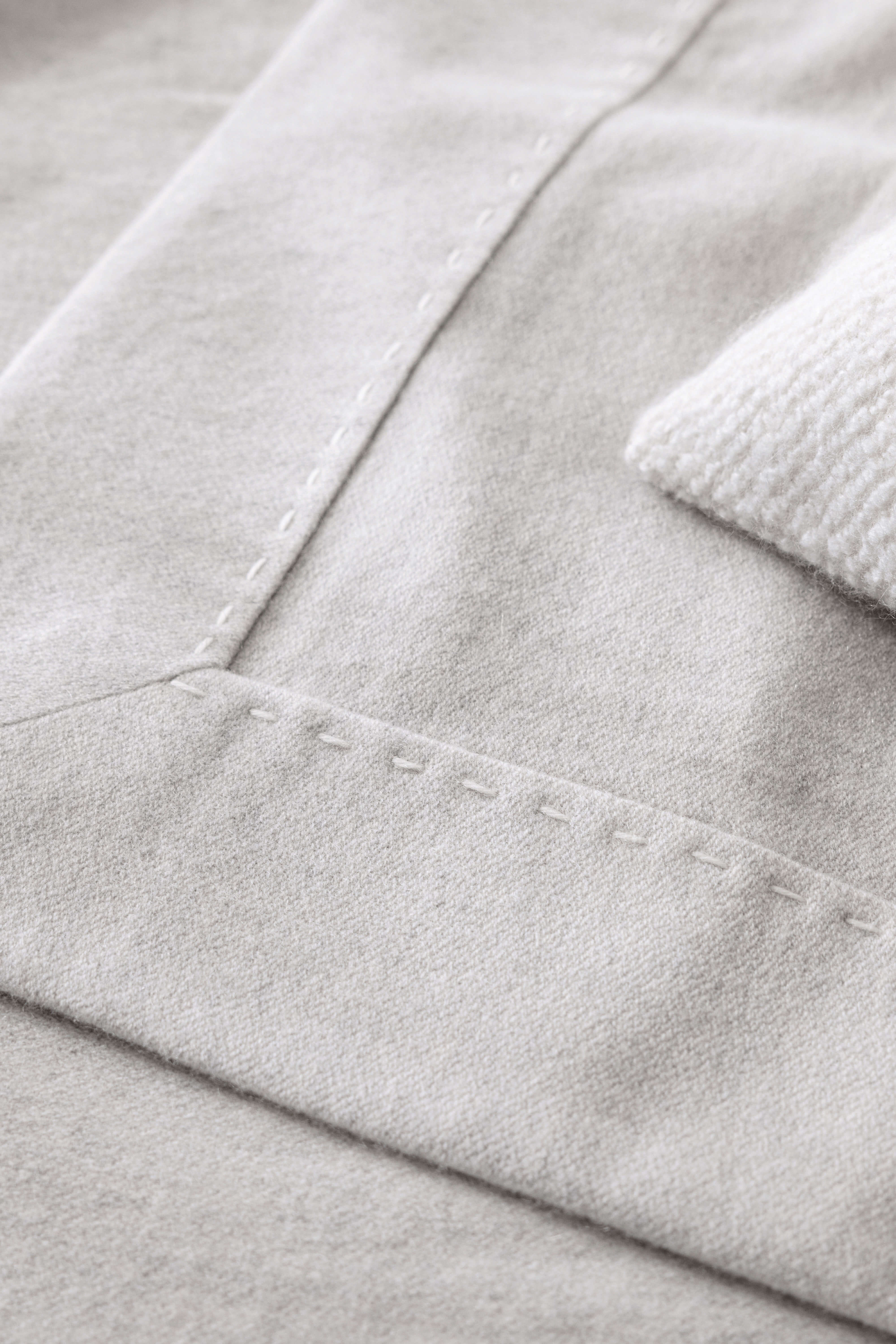Chicago: cashmere blanket with stitched edge - Light Grey