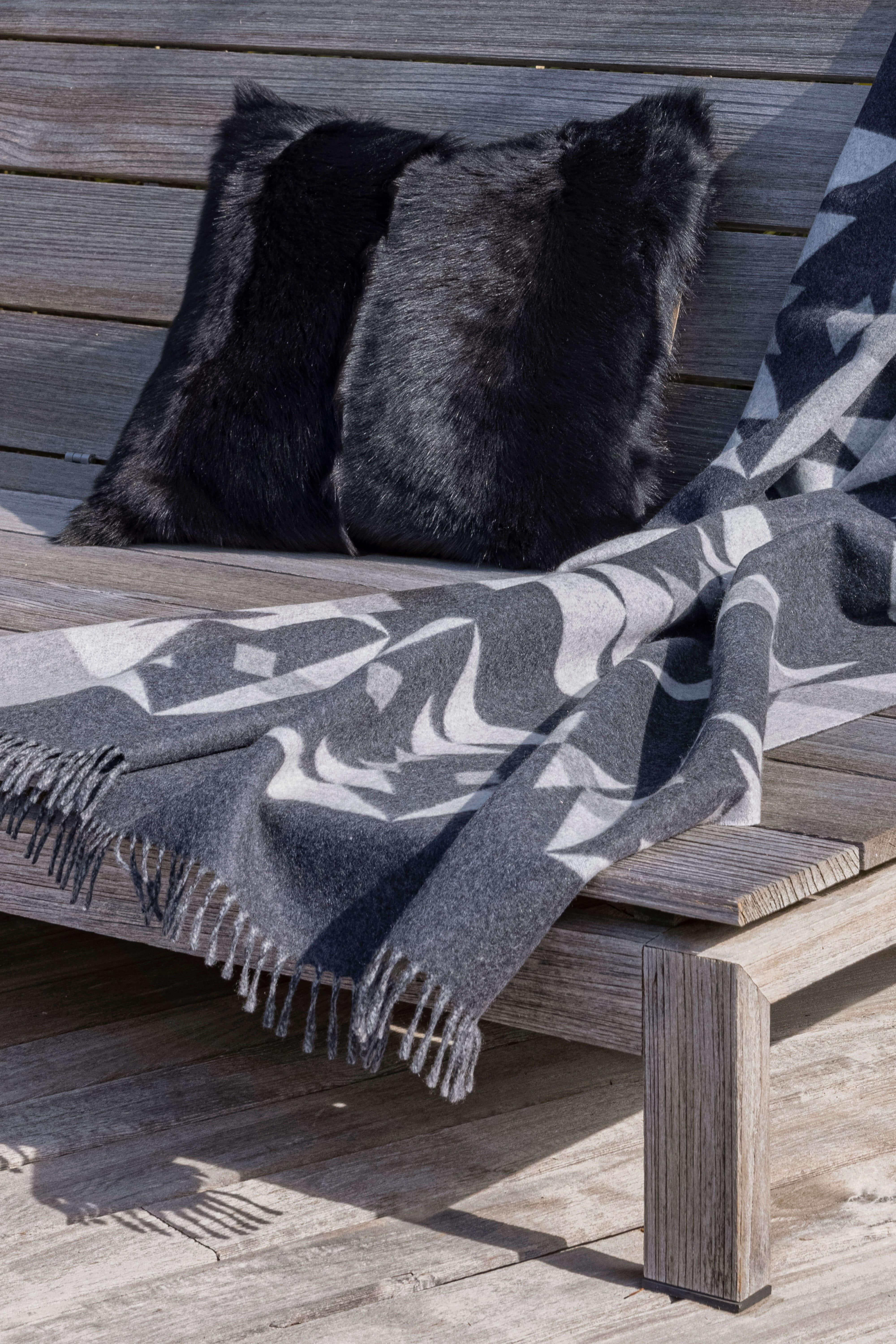 Dakota: cashmere throw - Black / White