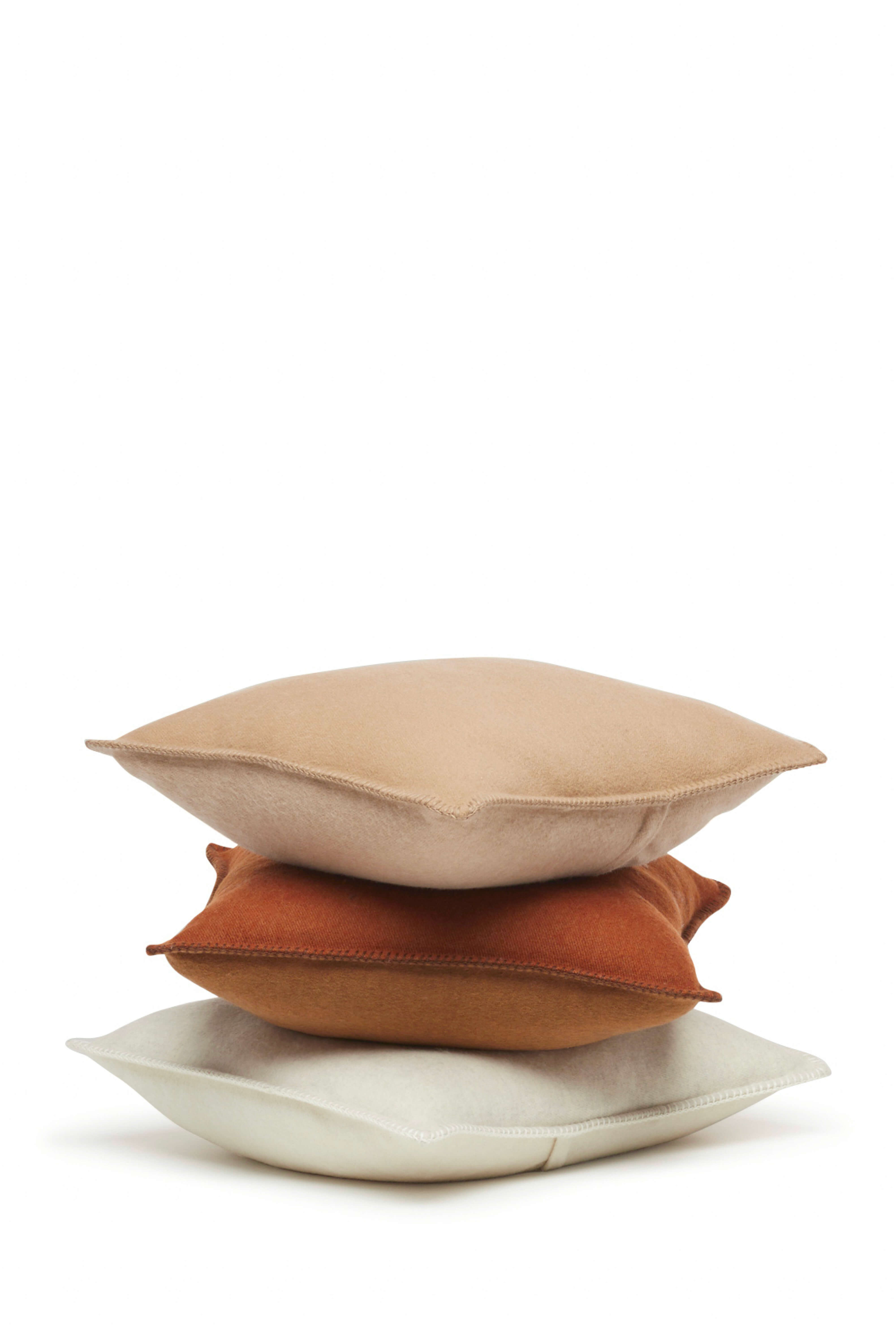 Luberon: cashmere cushion with handcrafted edges - Camel / Beige