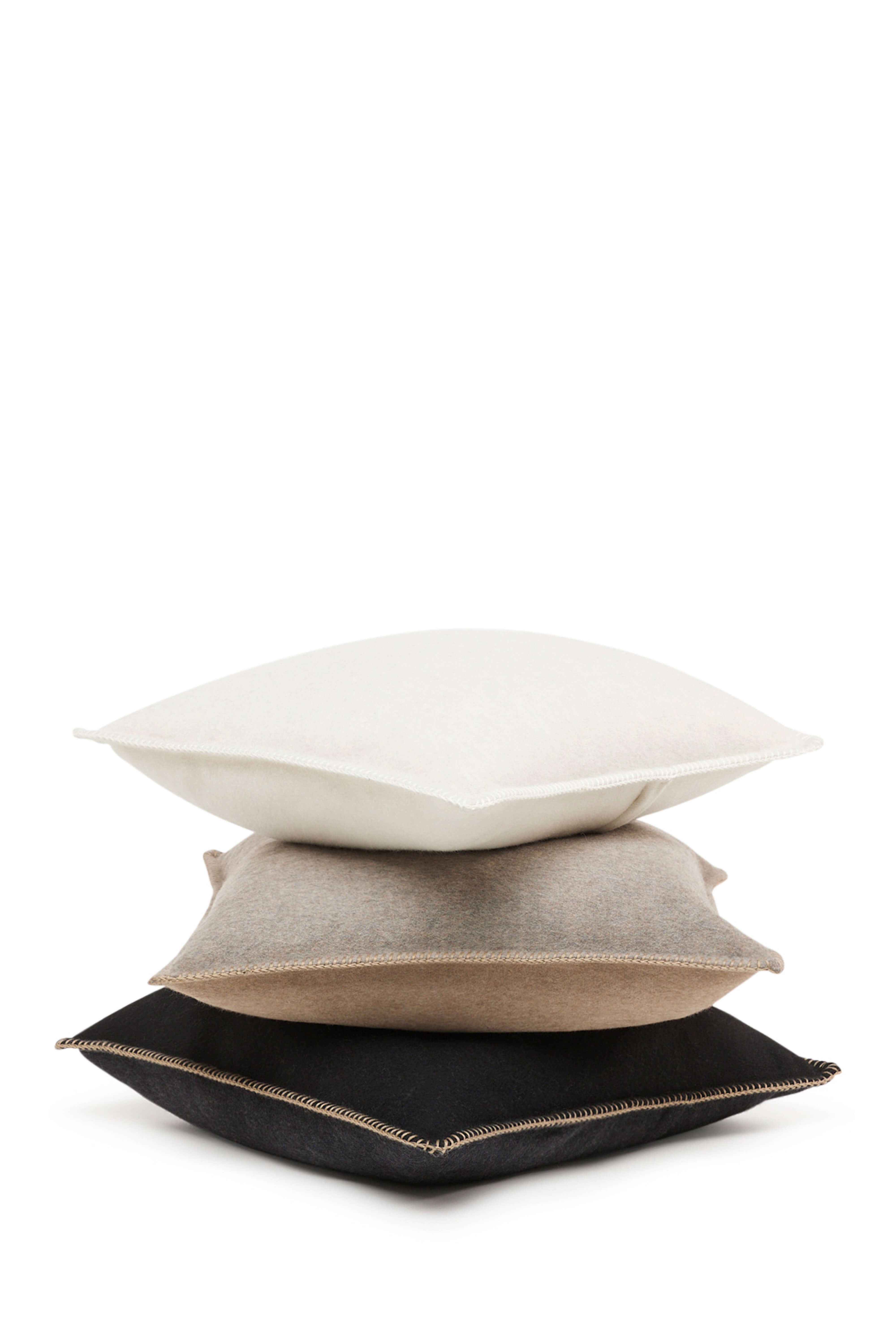 Luberon: cashmere cushion with handcrafted edges - Ecru / Pearl