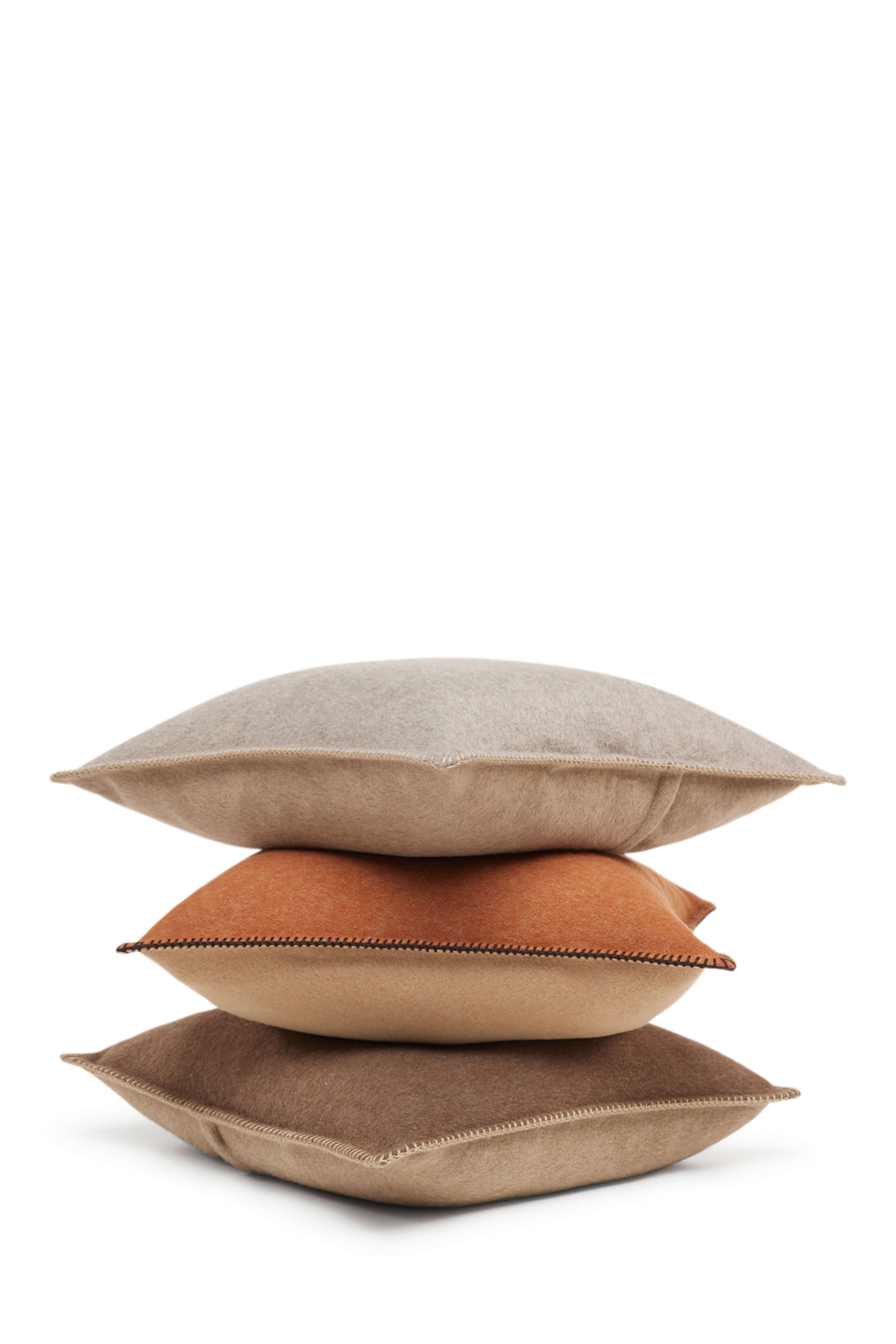 Luberon: cashmere cushion with handcrafted edges - Grey / Beige