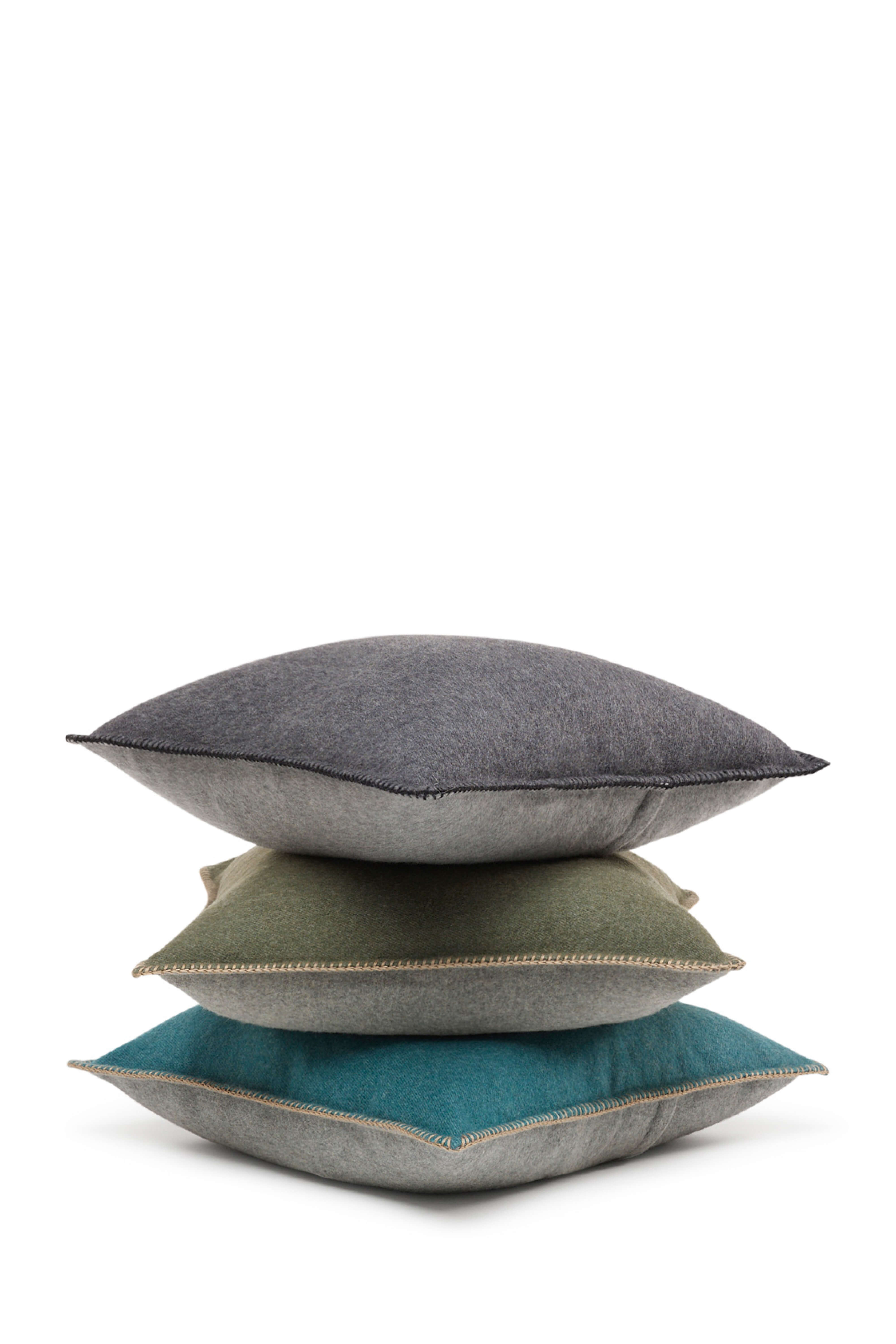 Luberon: cashmere cushion with handcrafted edges - Steel / Medium Grey