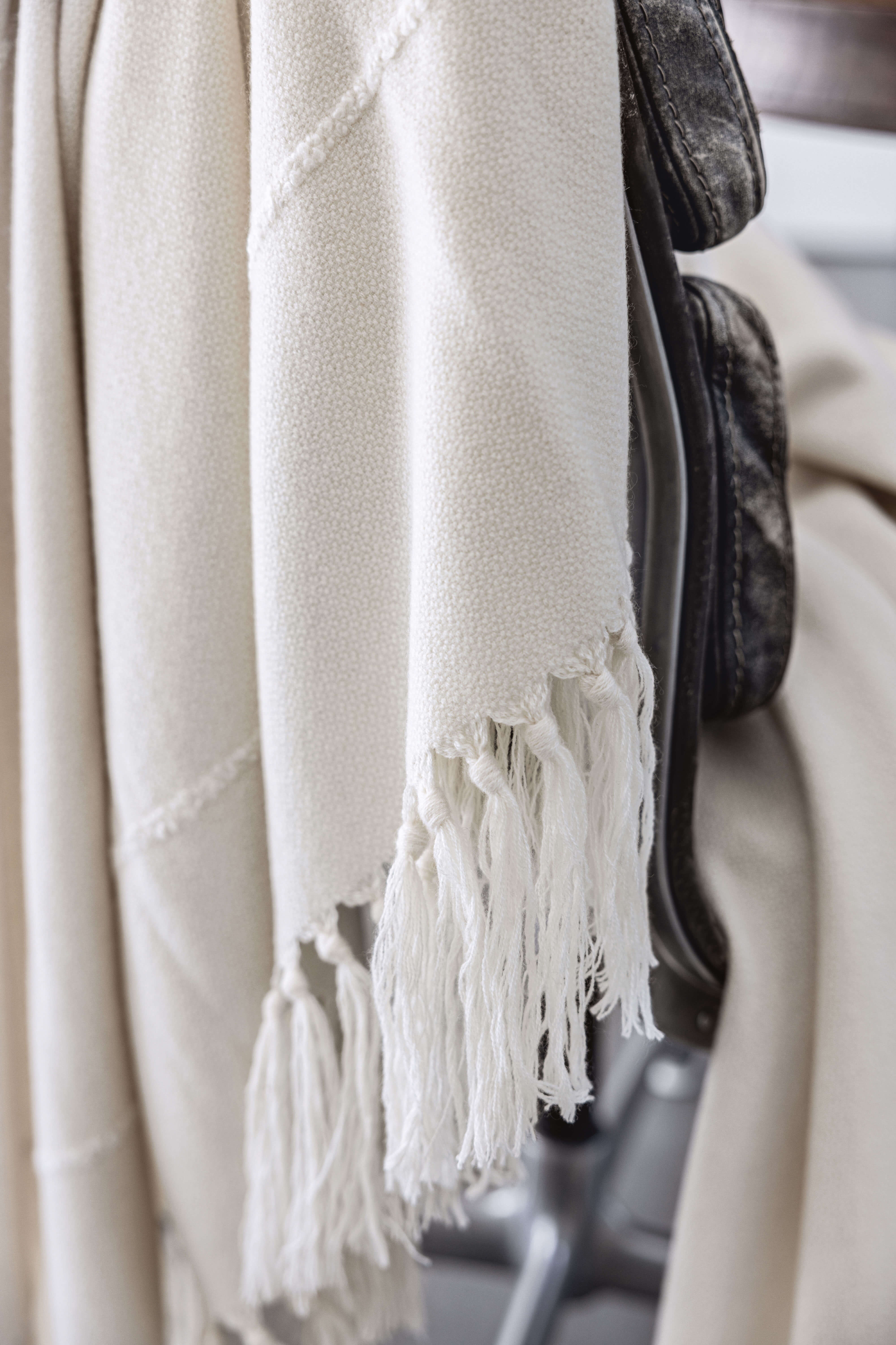 Onda: cashmere throw with hand knotted fringes - Ecru