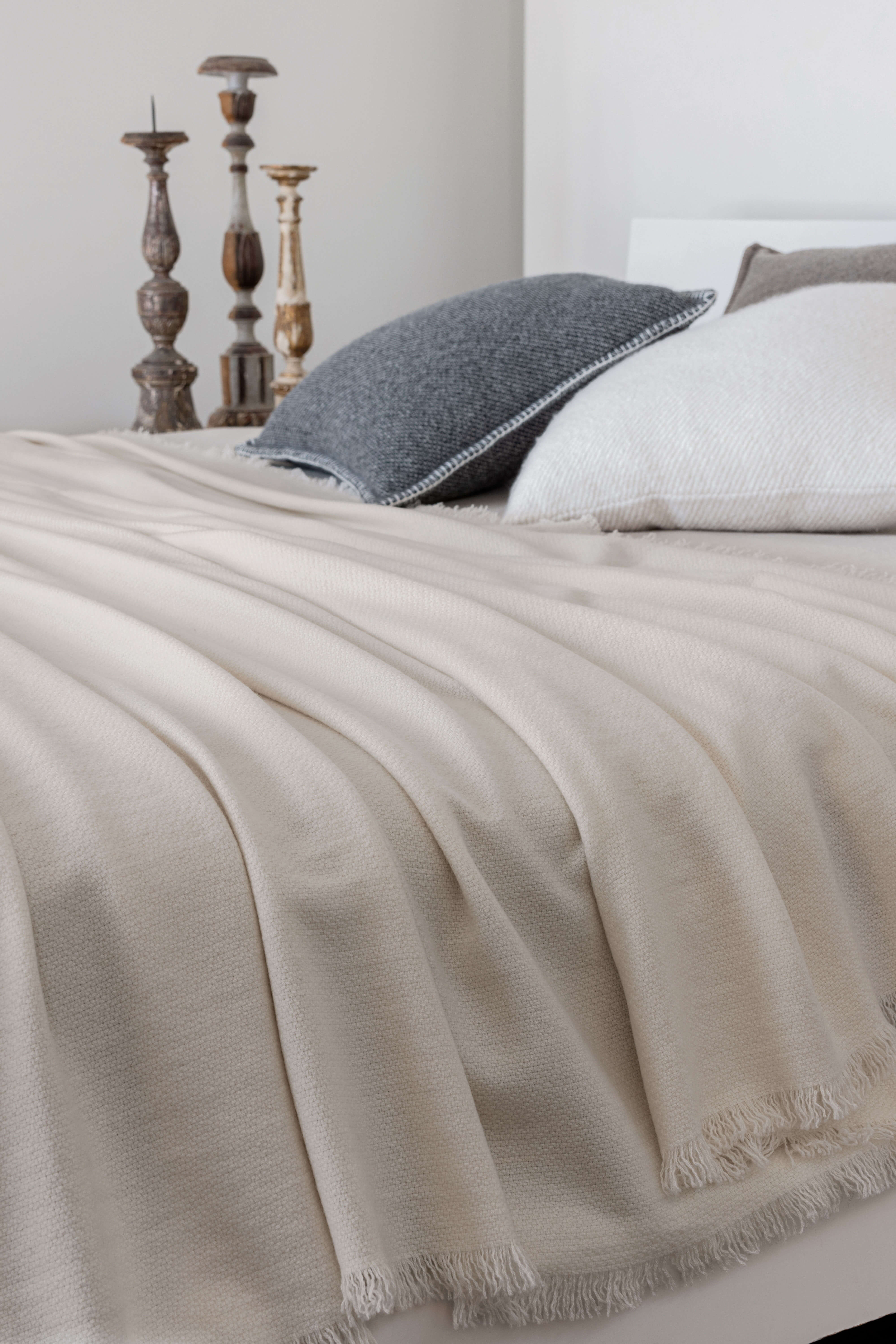 Paul: cashmere blanket - Ecru