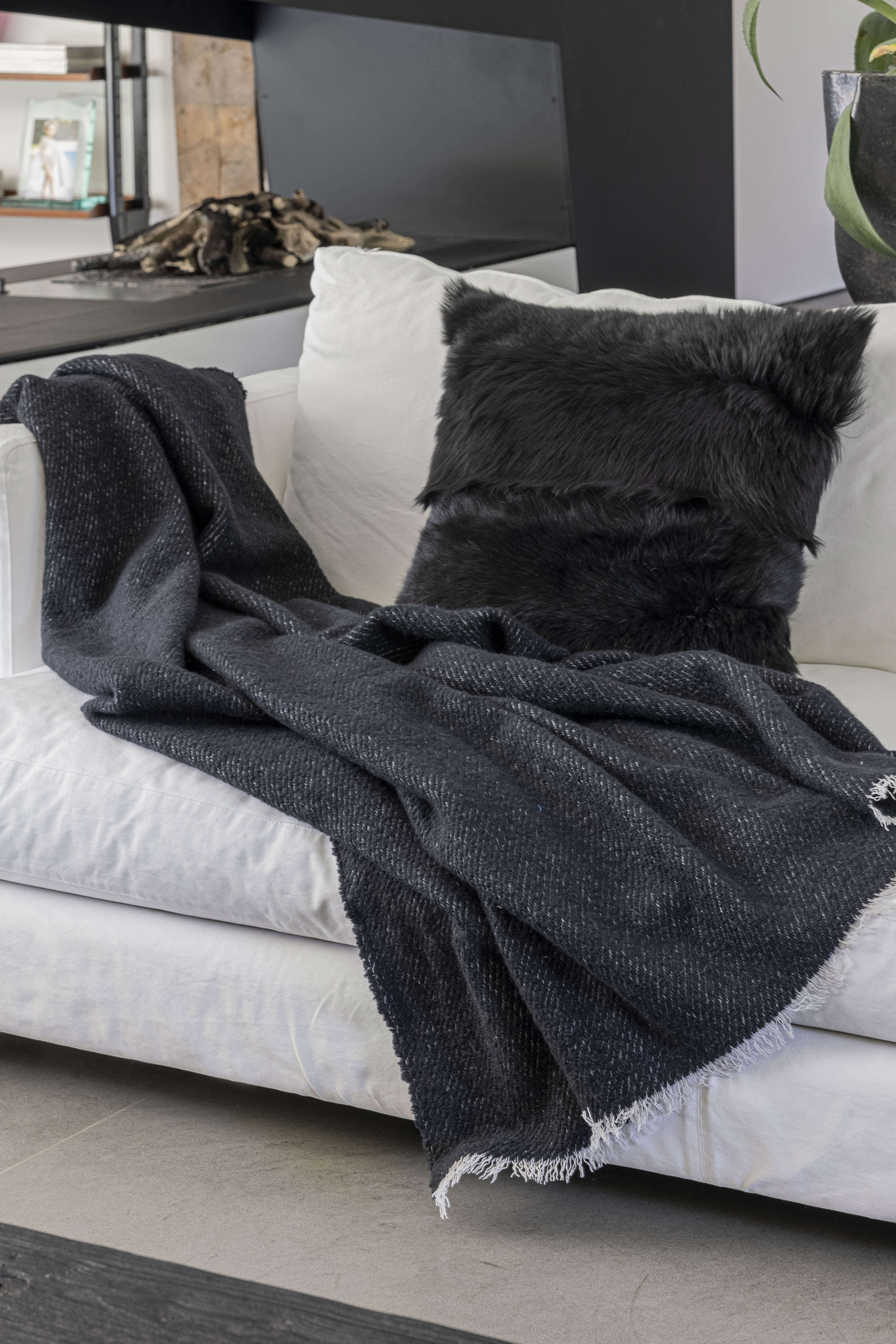 Region: cashmere & silk textured throw - Black