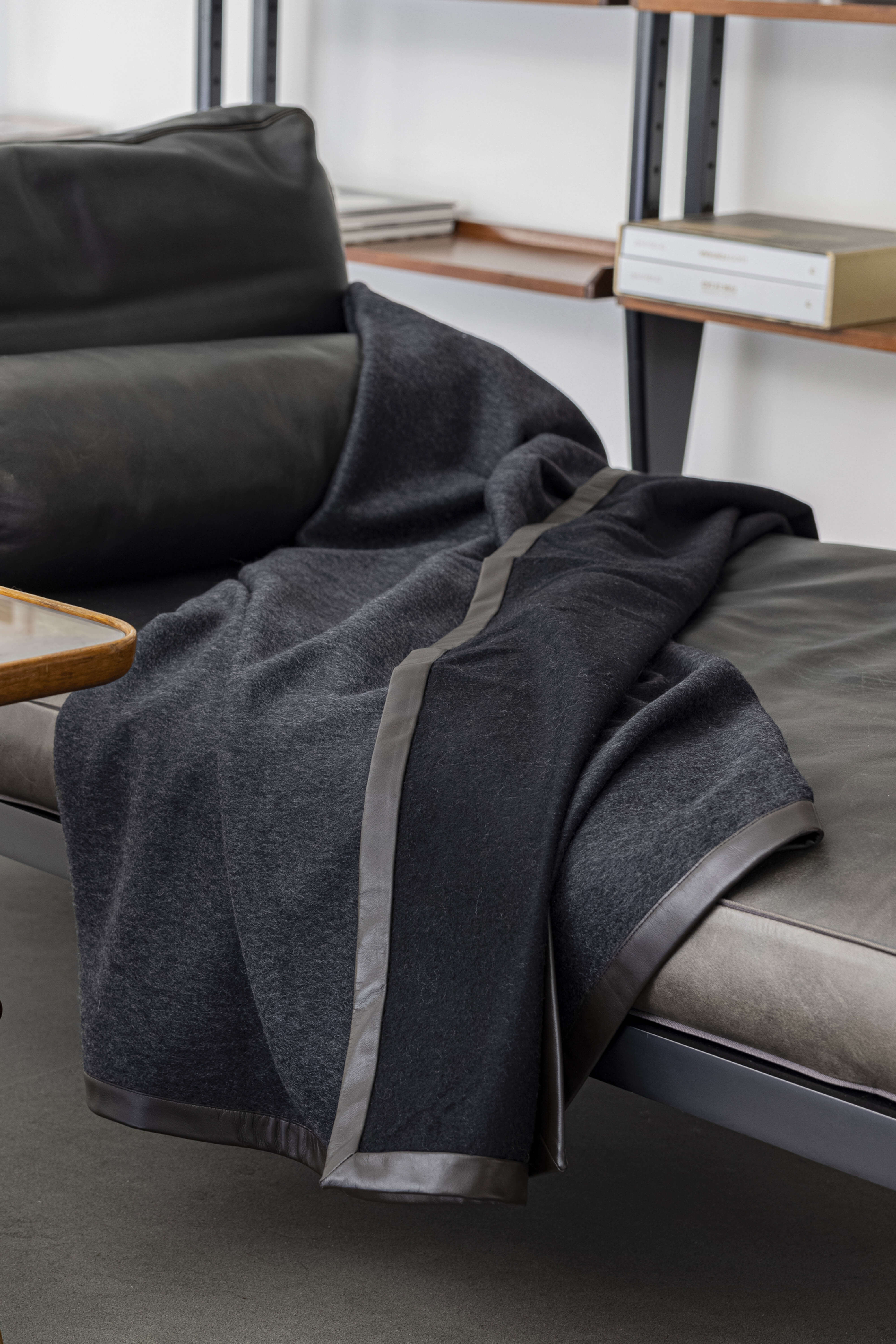 Salon: cashmere reversible throw with nappa edging - Black / Steel