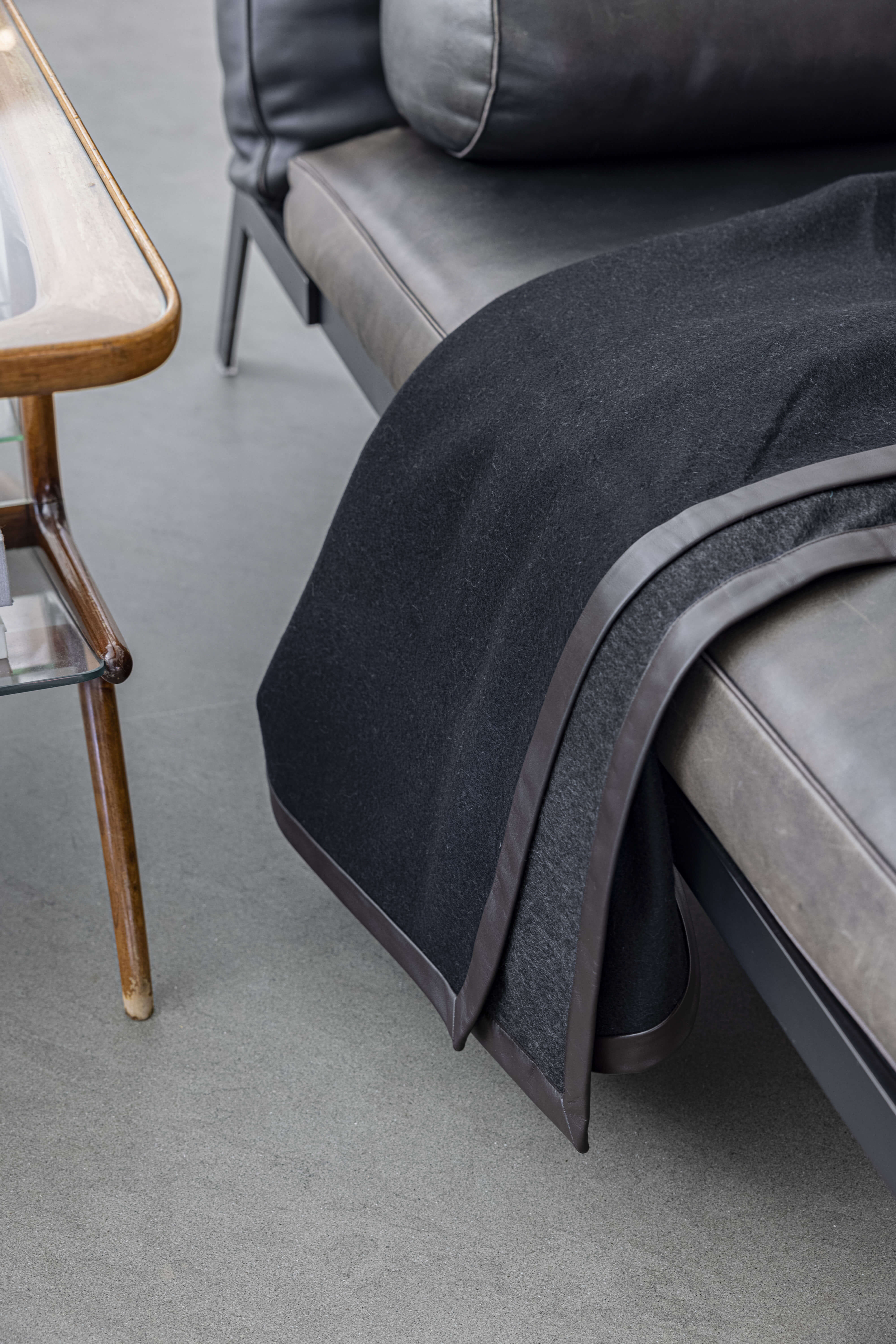 Salon: cashmere reversible throw with nappa edging - Black / Steel
