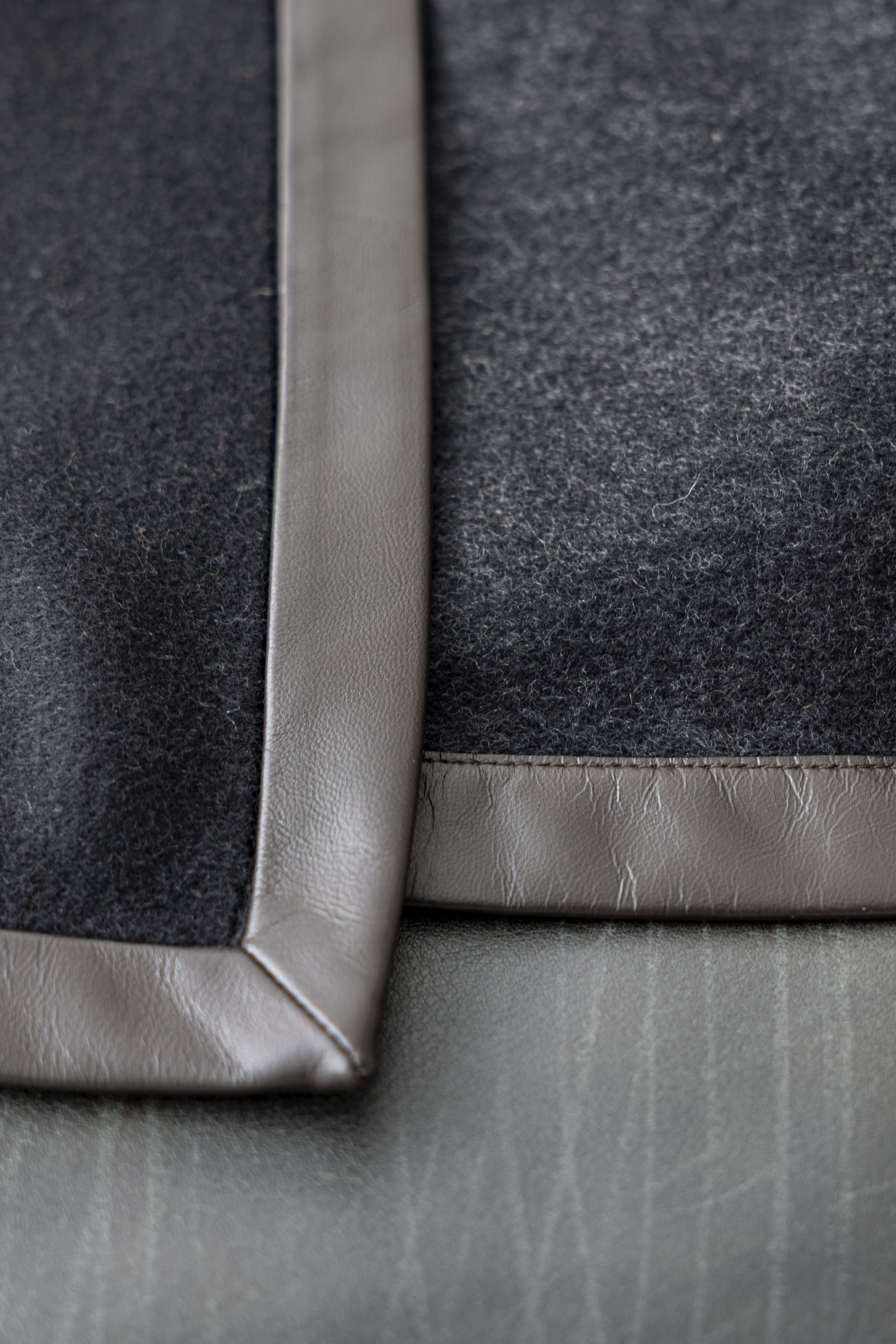Salon: cashmere reversible throw with nappa edging - Black / Steel