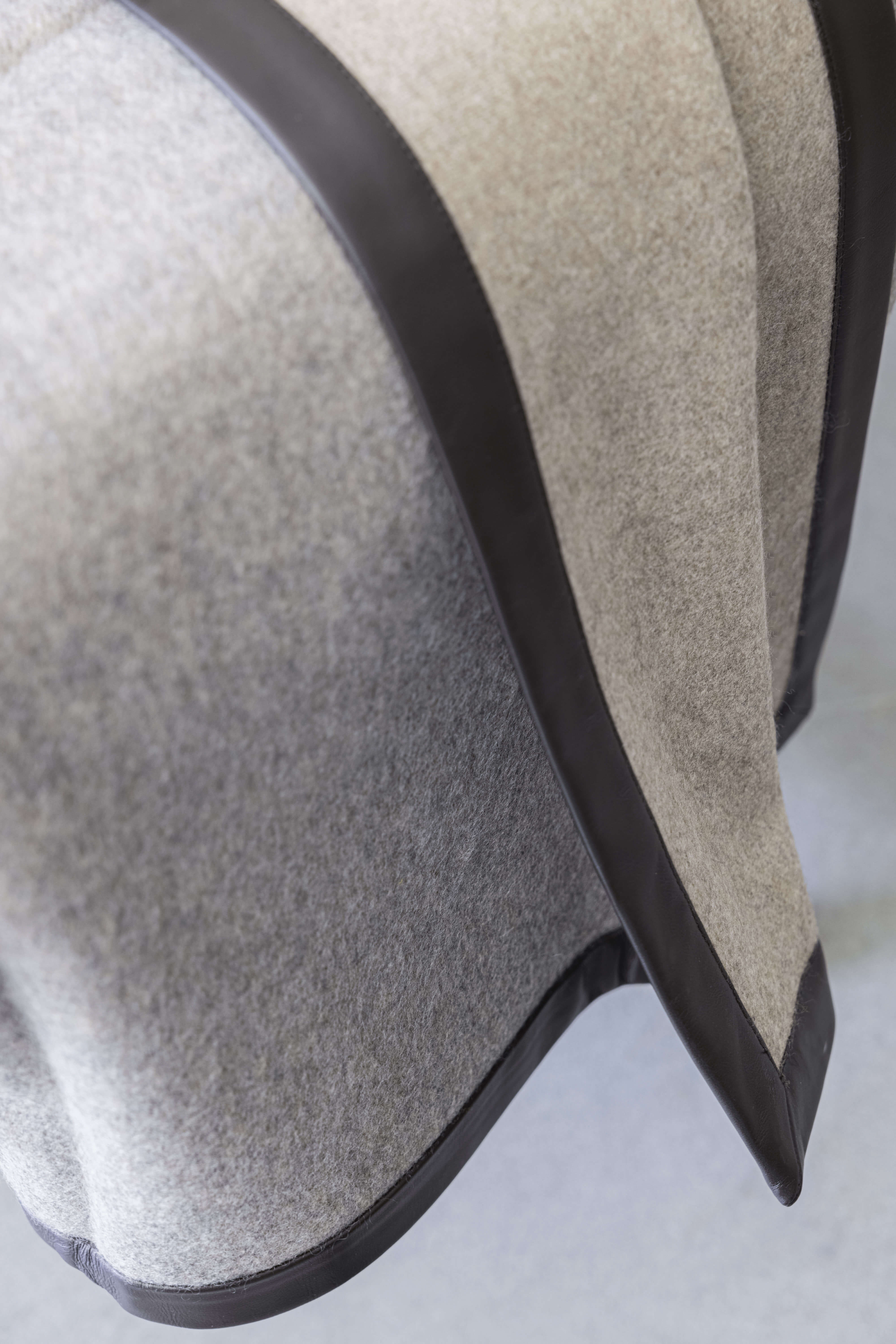 Salon: cashmere reversible throw with nappa edging - Grey / Beige