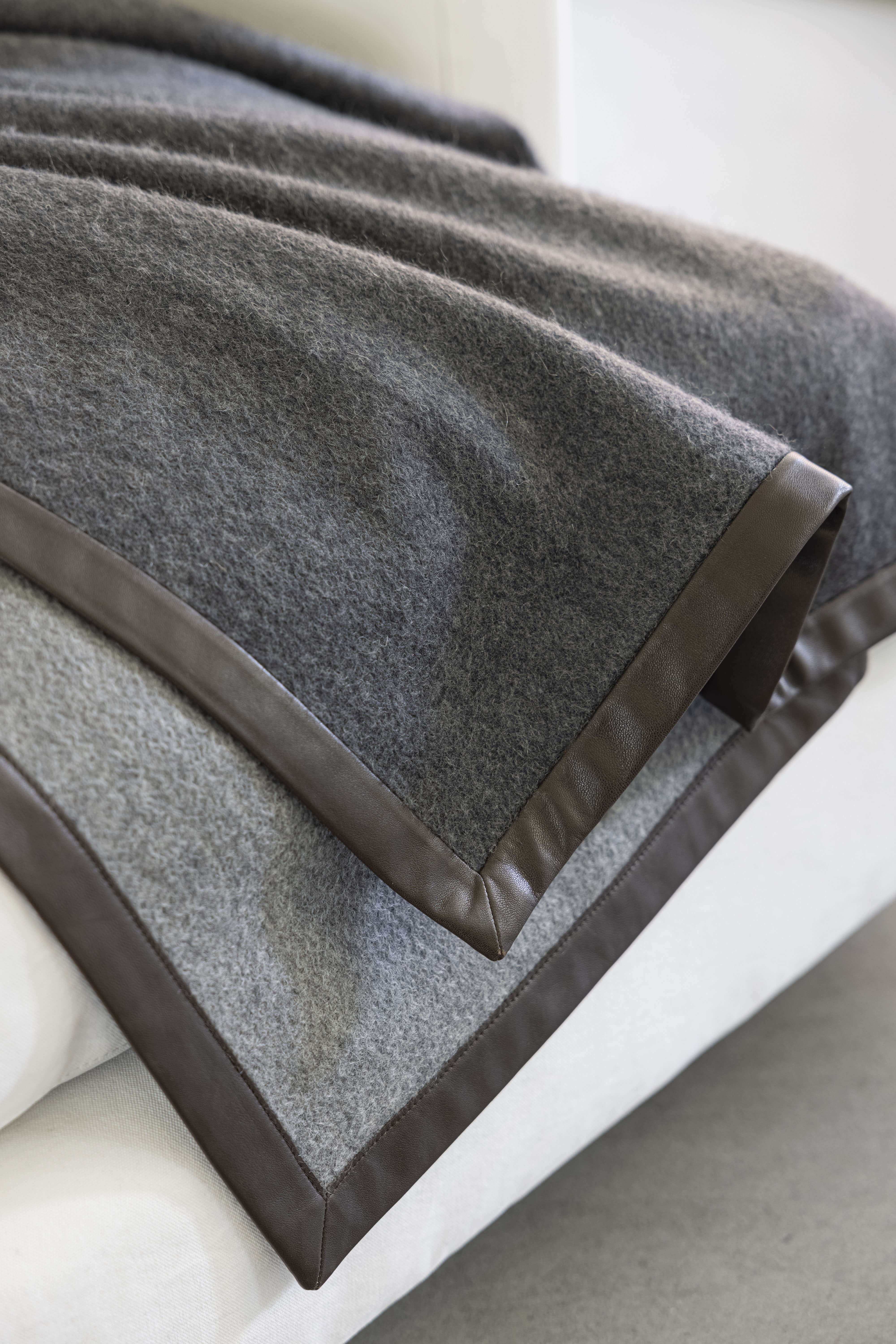 Salon: cashmere reversible throw with nappa edging - Steel / Grey