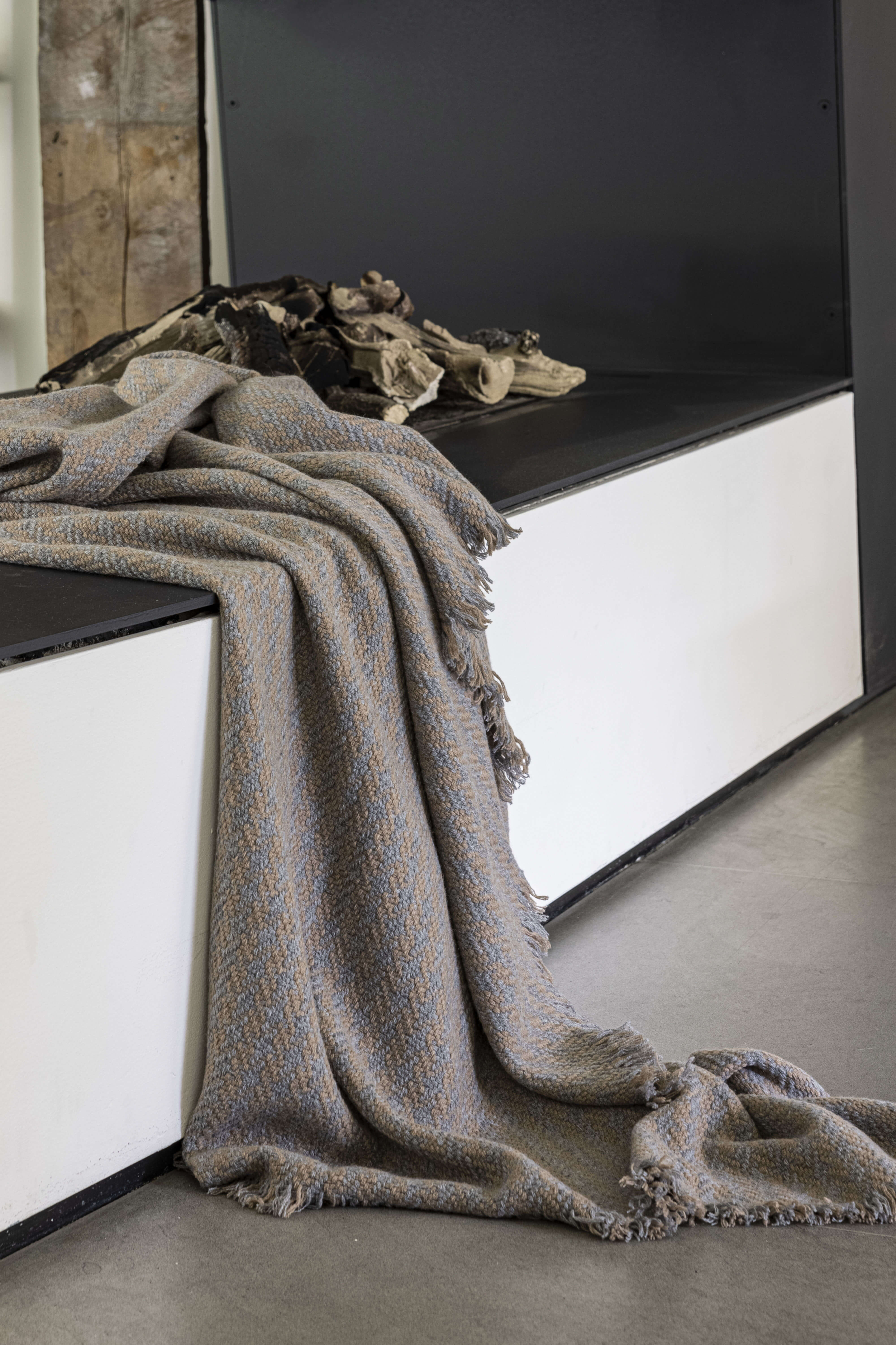 Tolone: houndstooth cashmere throw - Grey / Beige