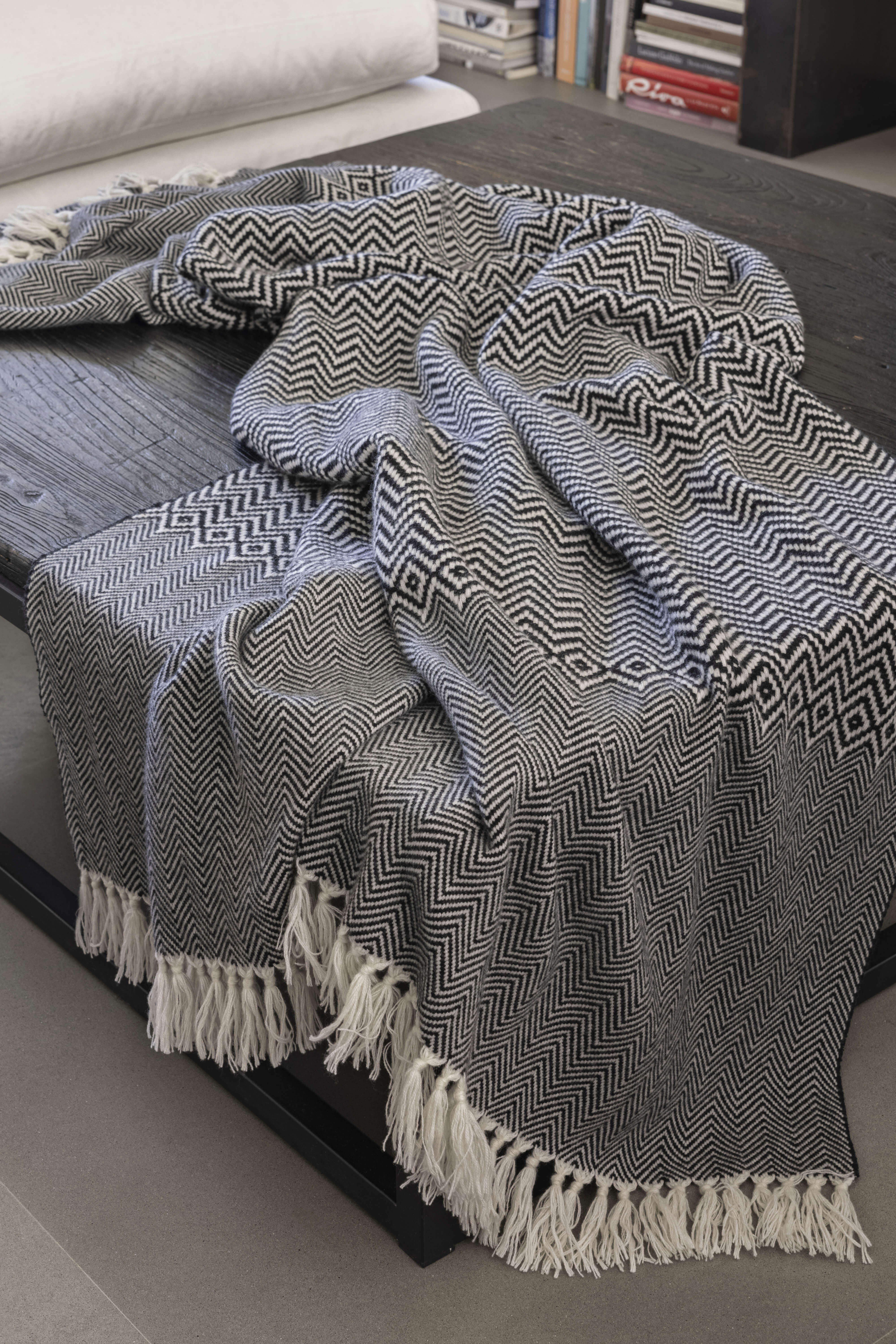 Vigo: cashmere throw - Black / Ecru