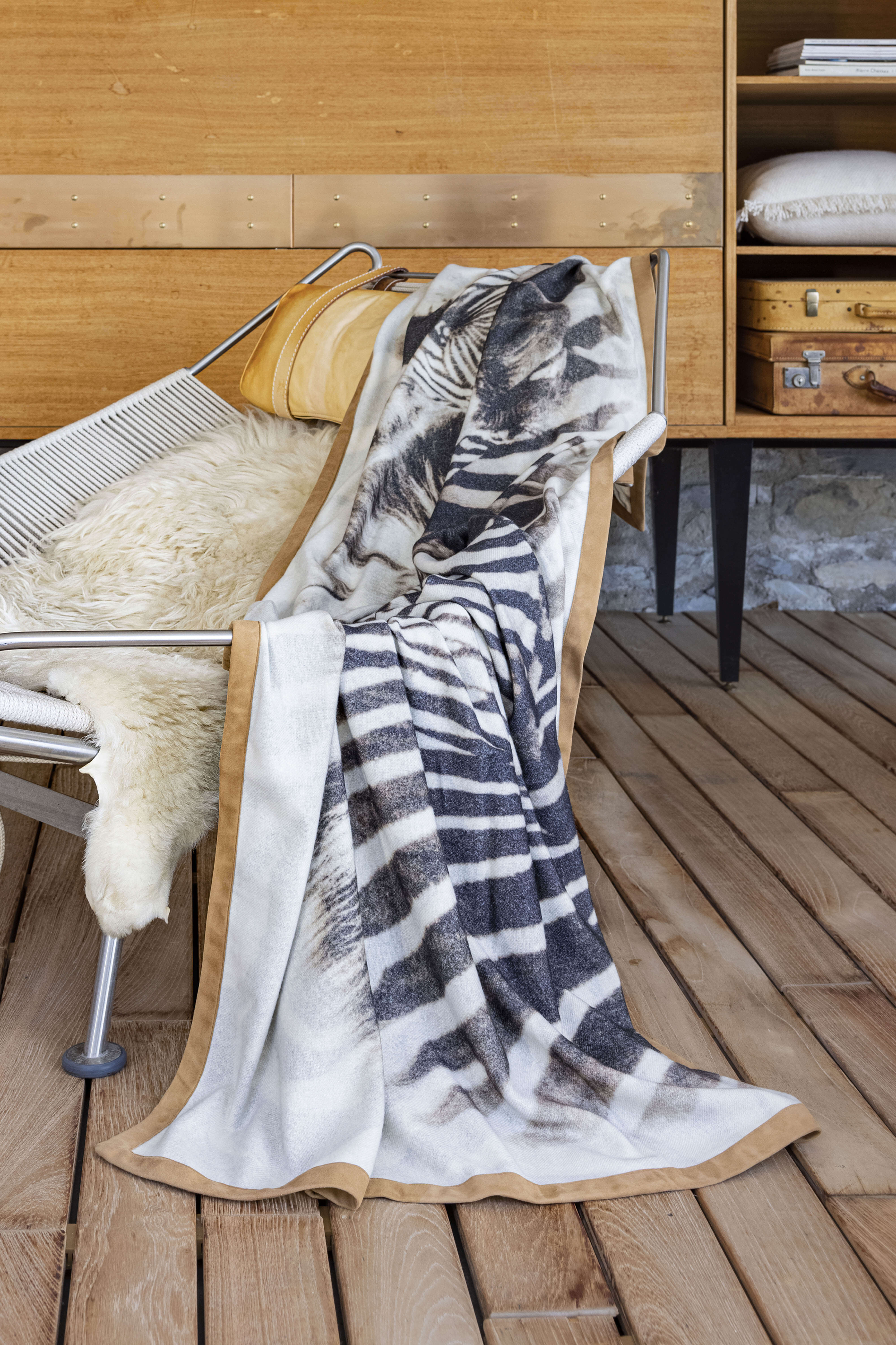 Zebra: cashmere double sided printed throw - Black / White