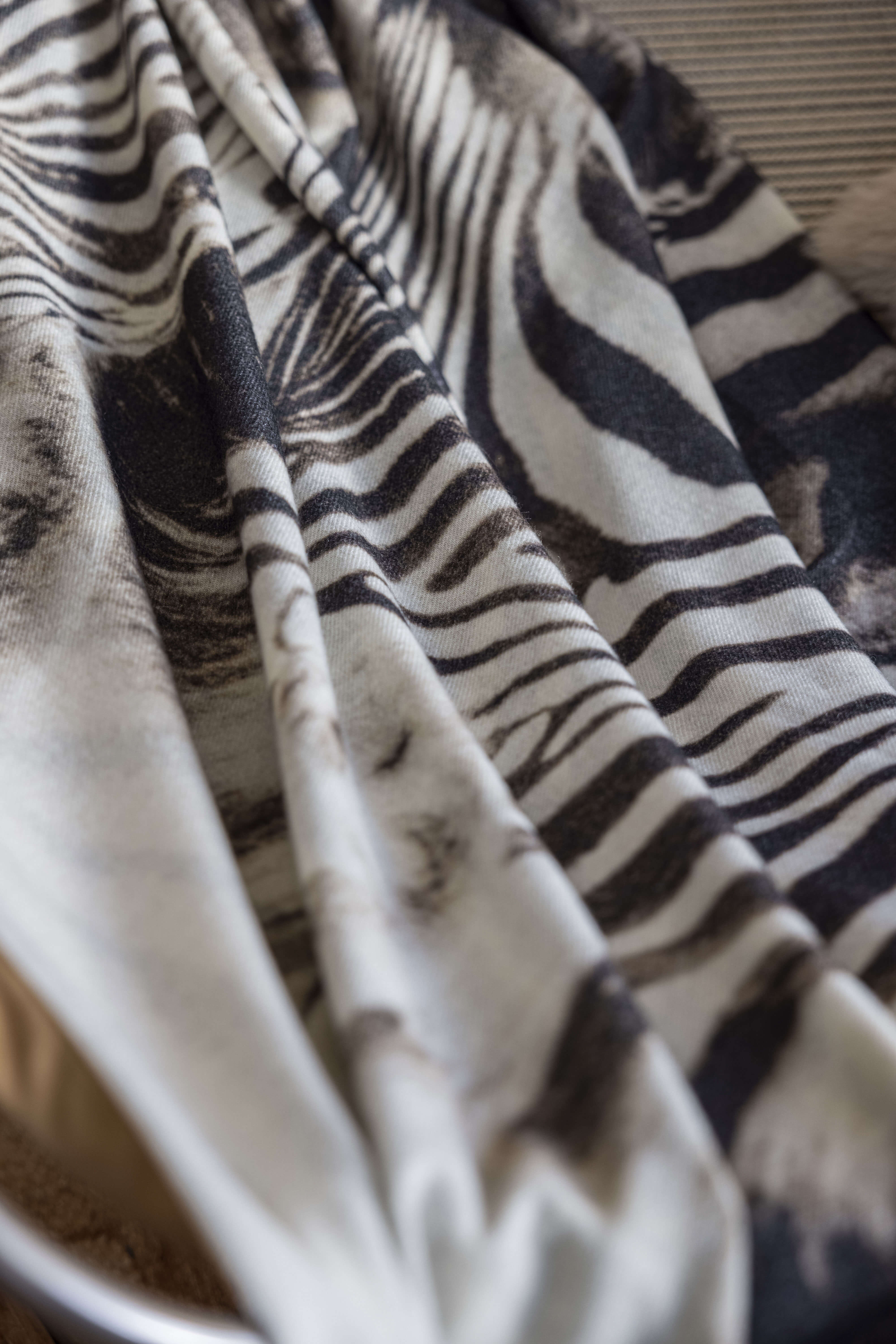Zebra: cashmere double sided printed throw - Black / White