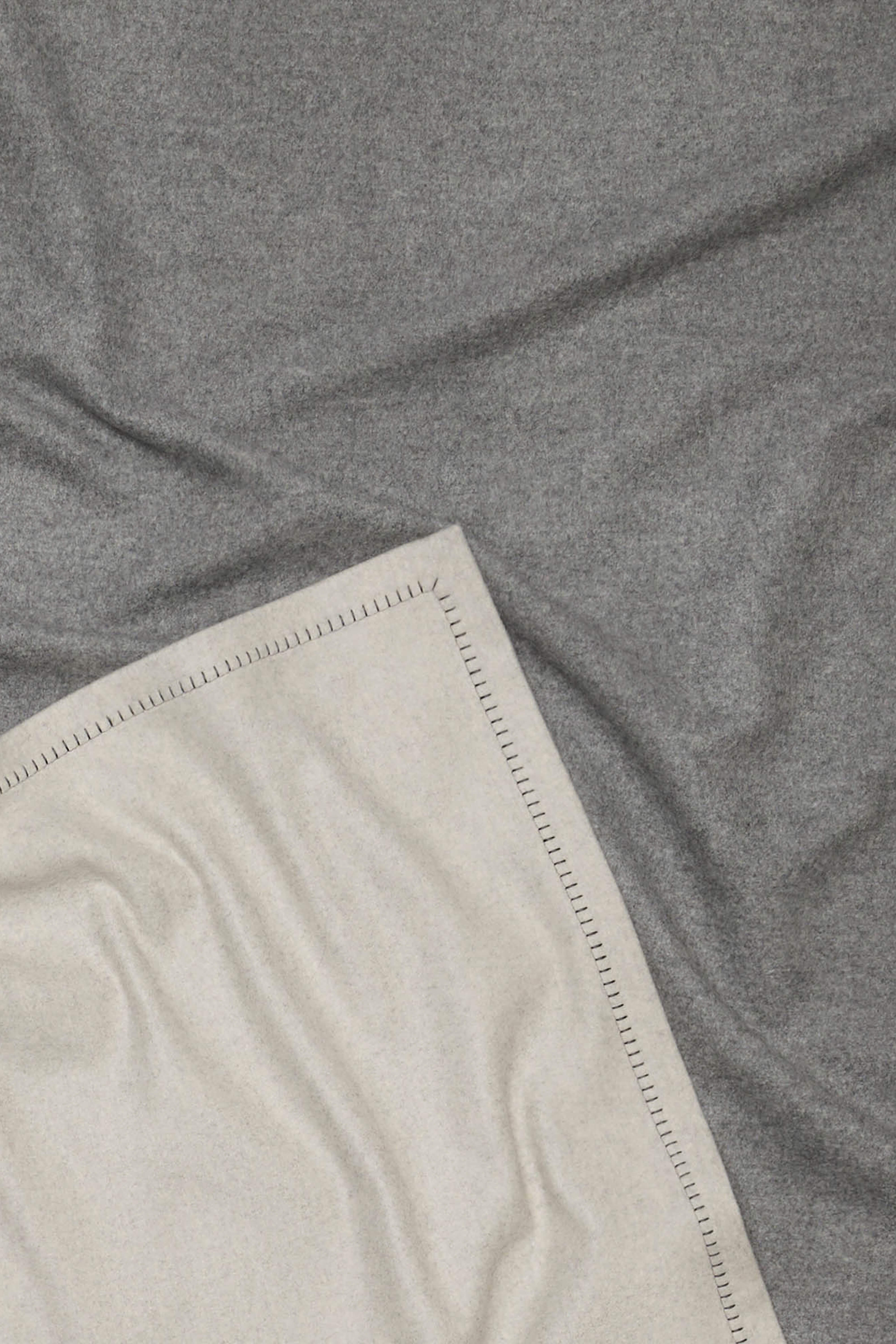 Armes: cashmere double sided throw - Grey / White