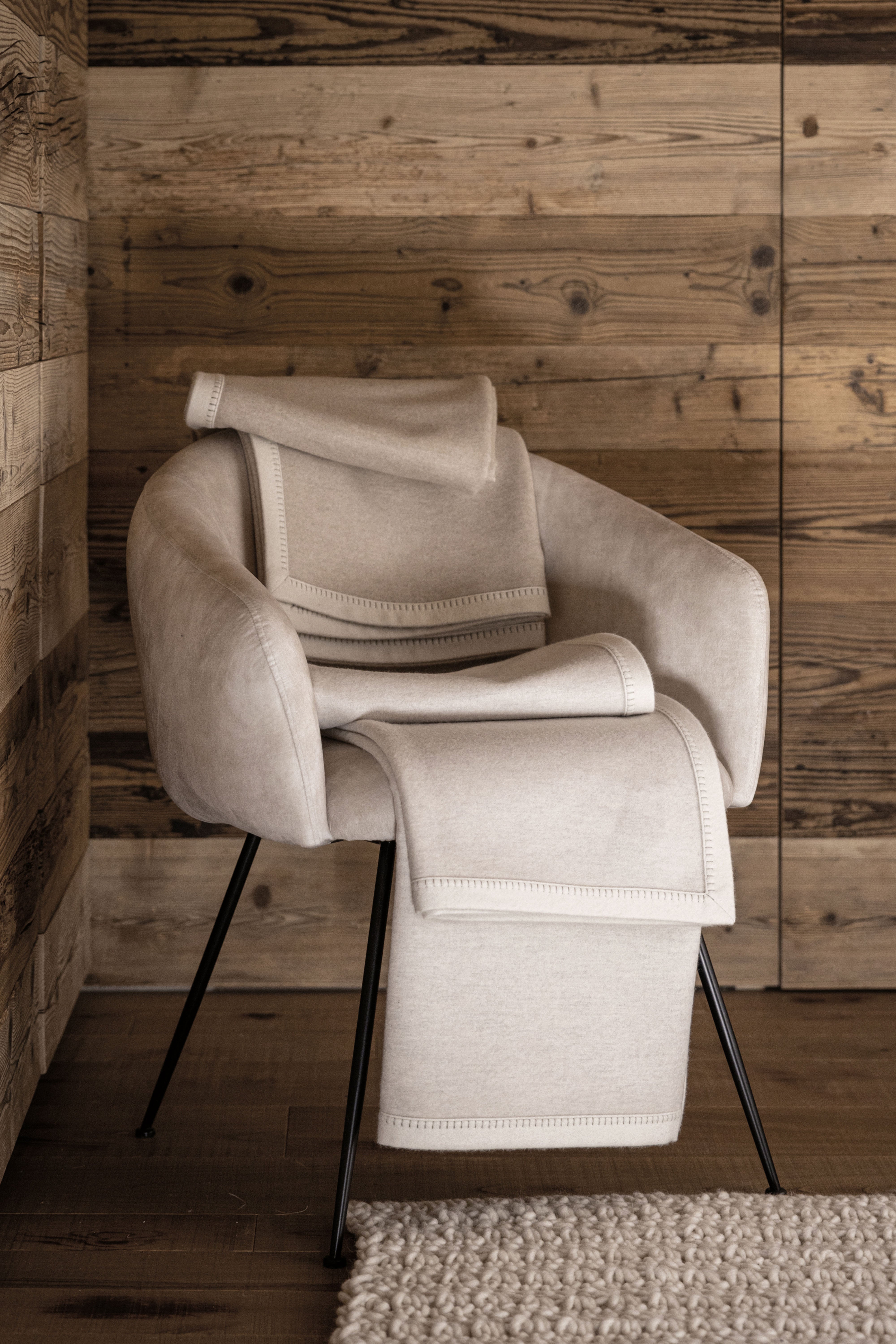 Armes: cashmere double sided throw - Light Grey / White