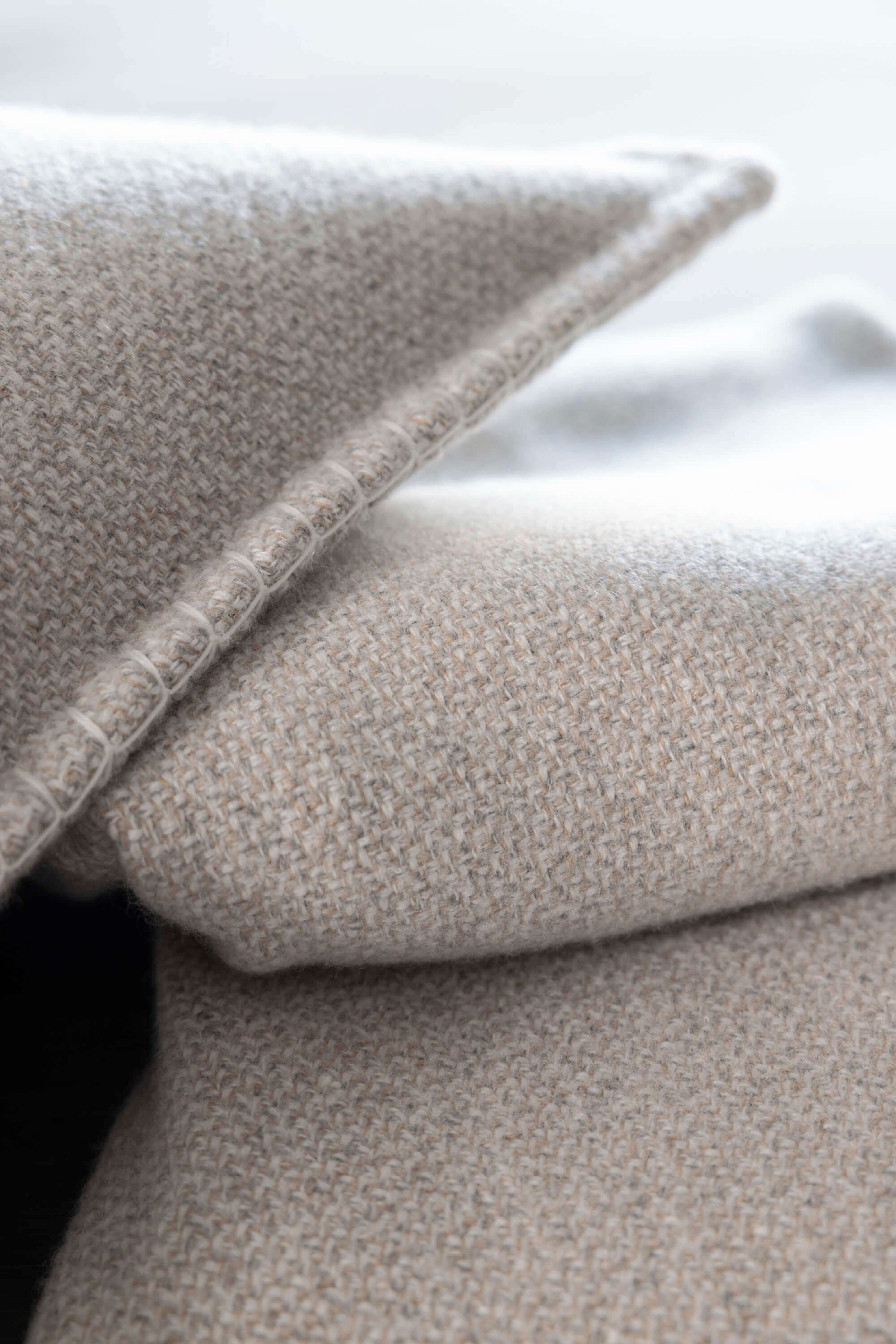 Bass: cashmere cushion with handcrafted edges - Beige