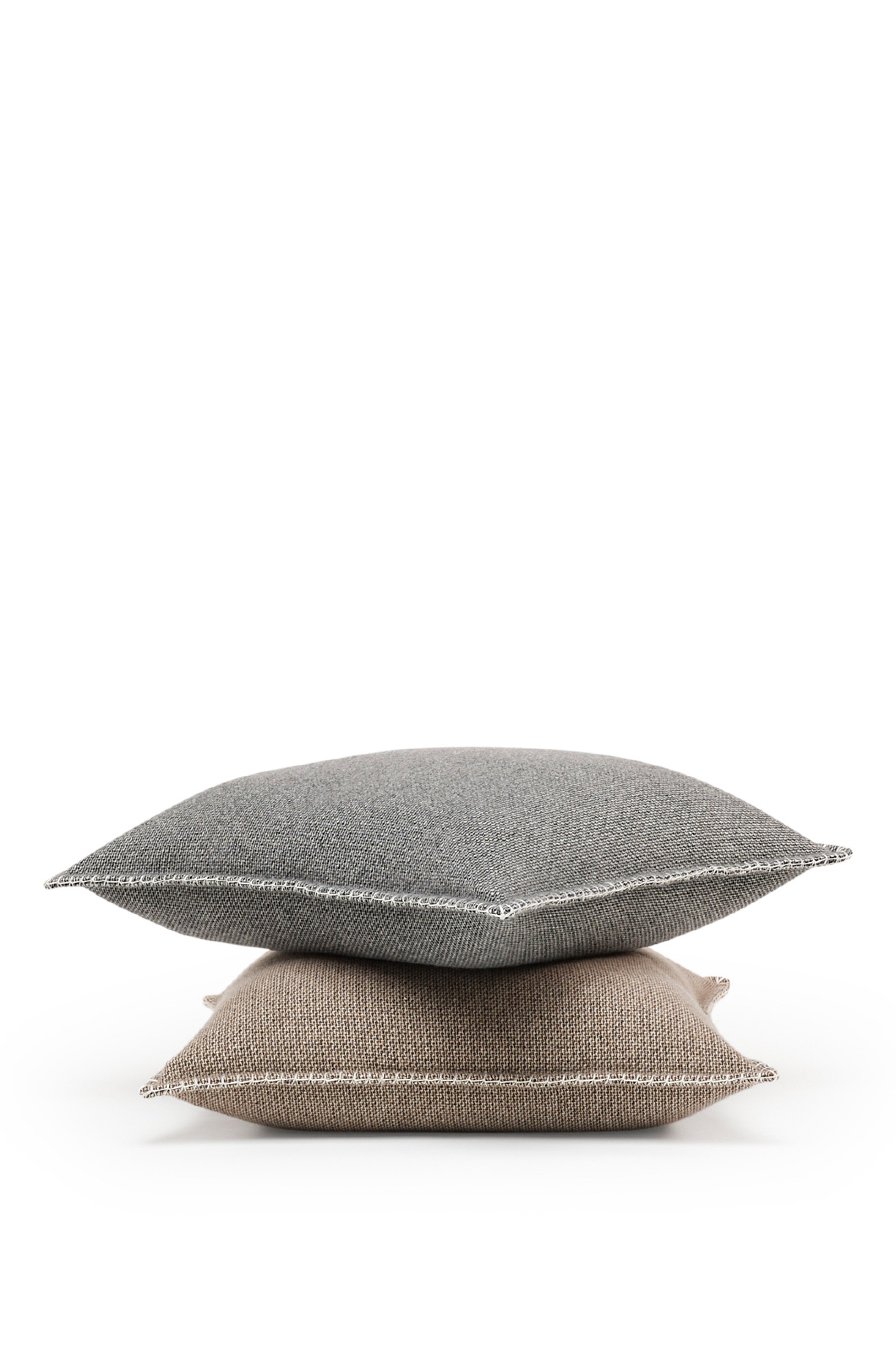 Bass: cashmere cushion with handcrafted edges - Brown