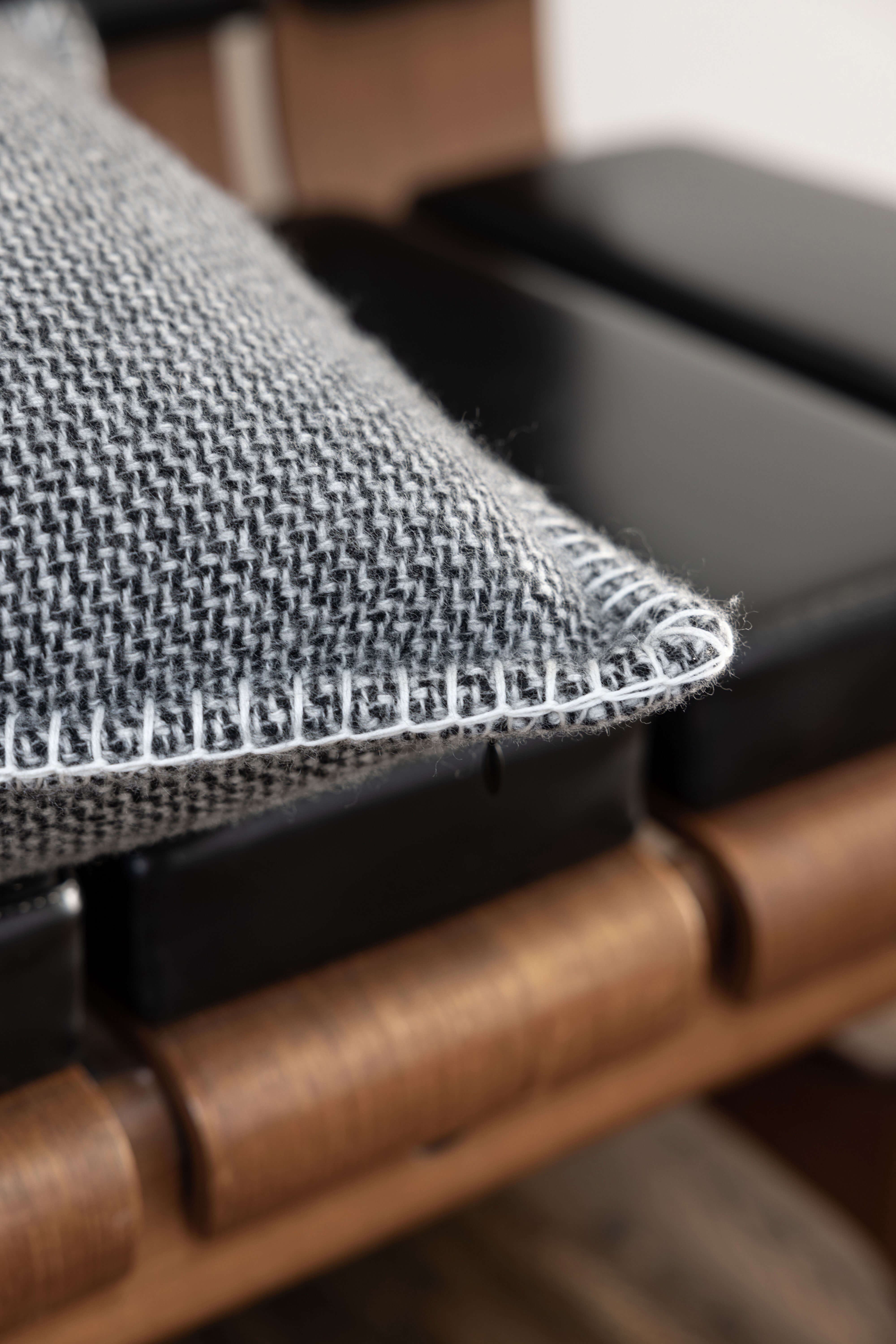 Bass: cashmere cushion with handcrafted edges - Steel