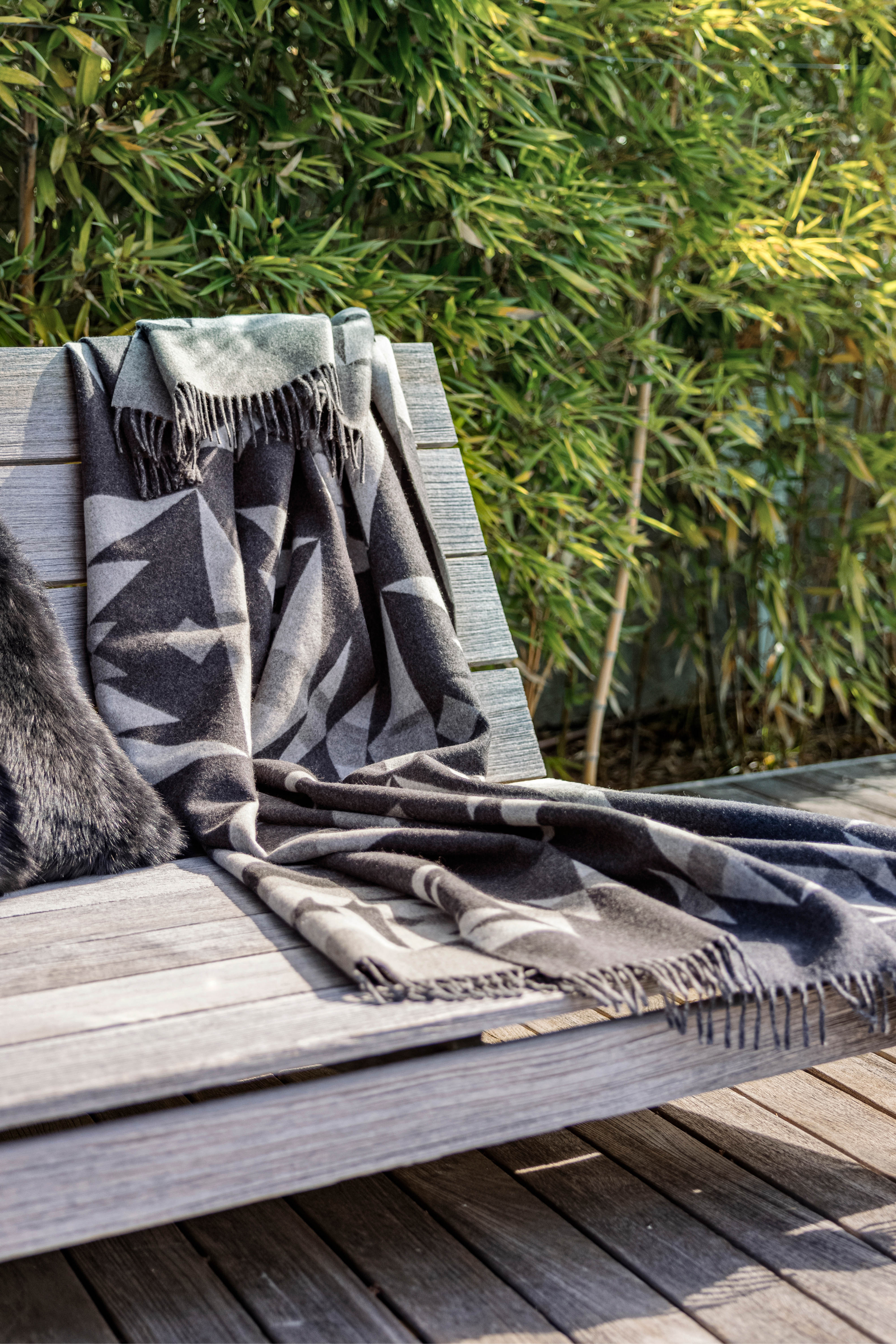 Dakota: cashmere throw - Black / White