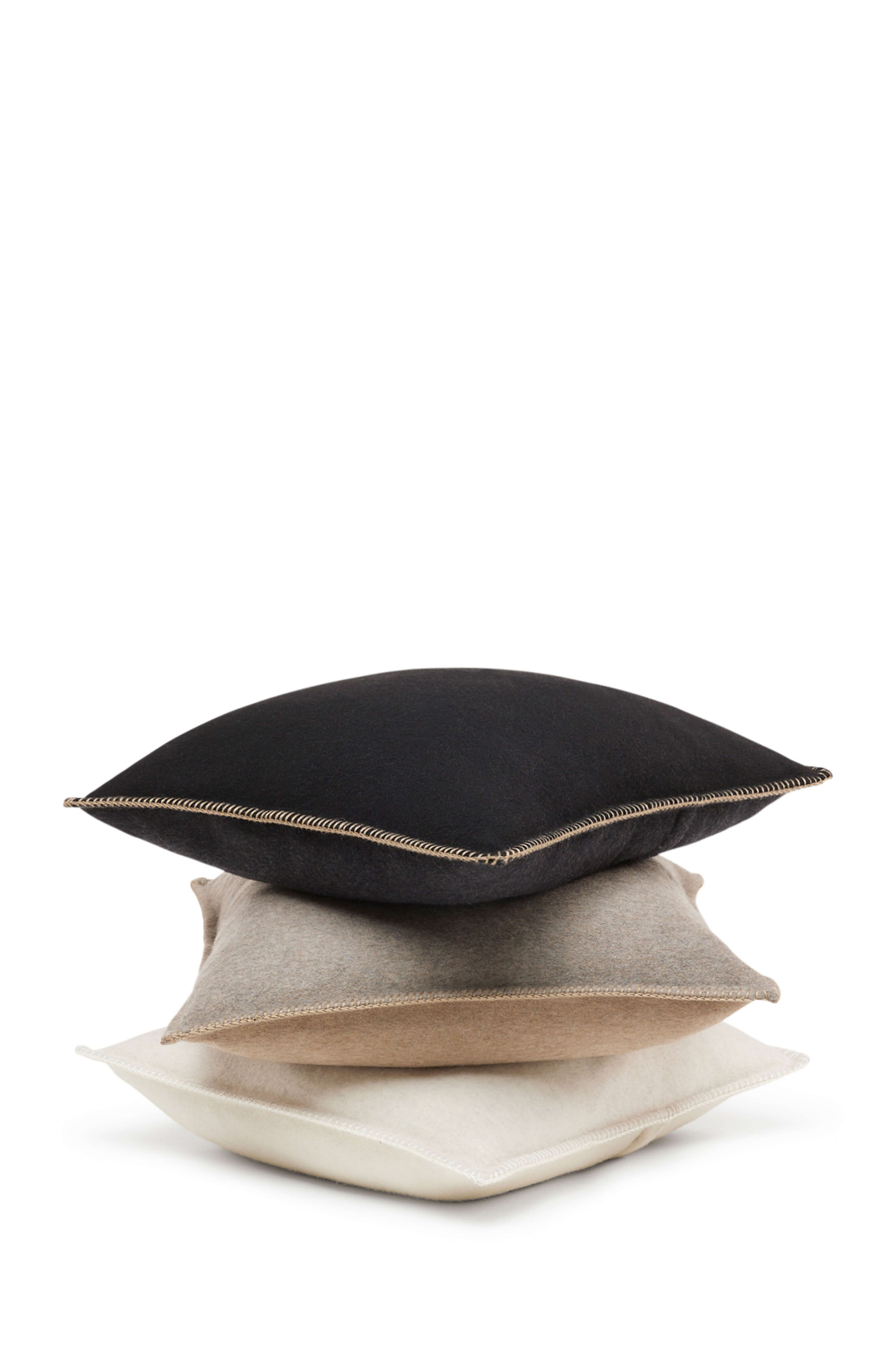Luberon: cashmere cushion with handcrafted edges - Black / Steel