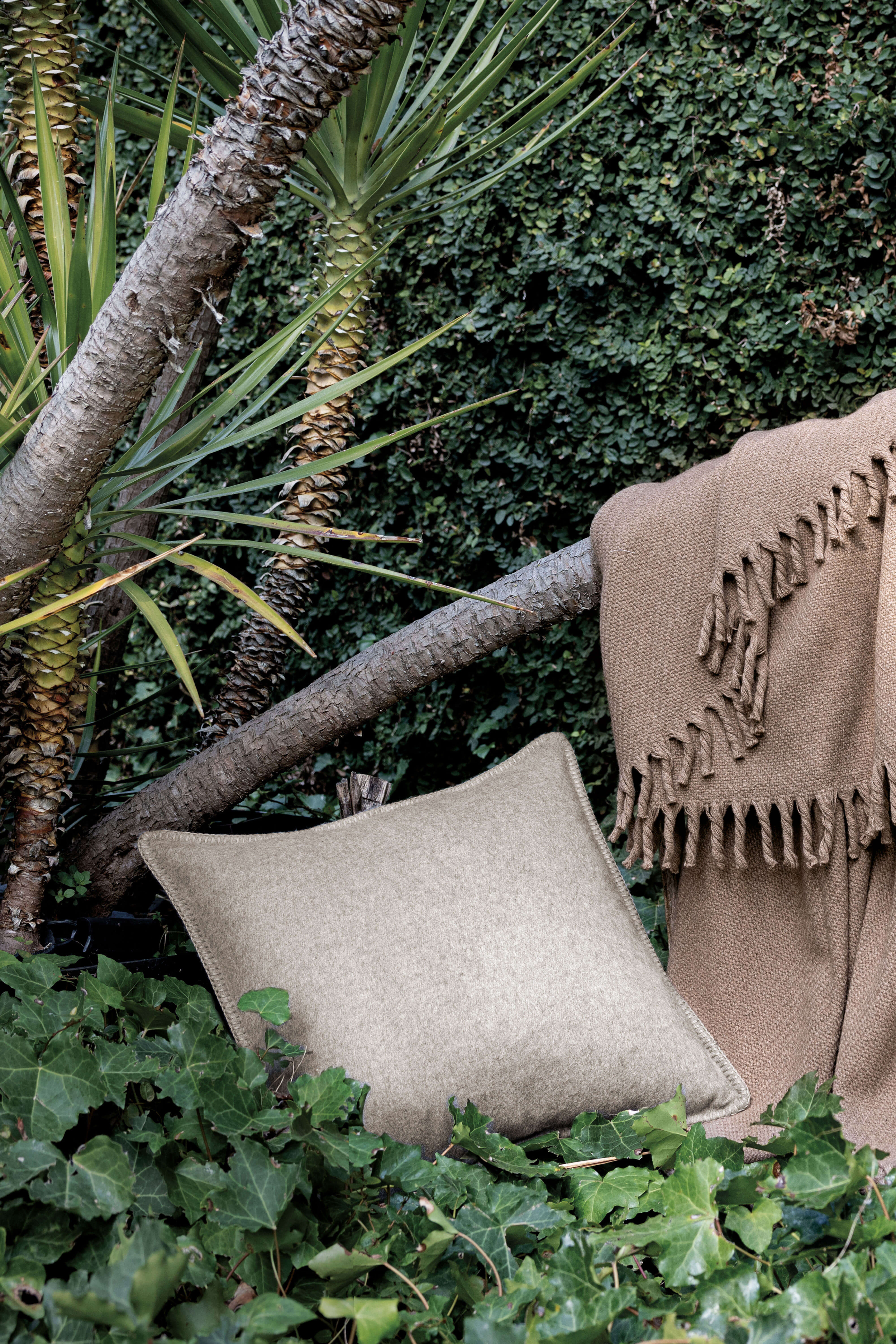 Luberon: cashmere cushion with handcrafted edges - Grey / Beige