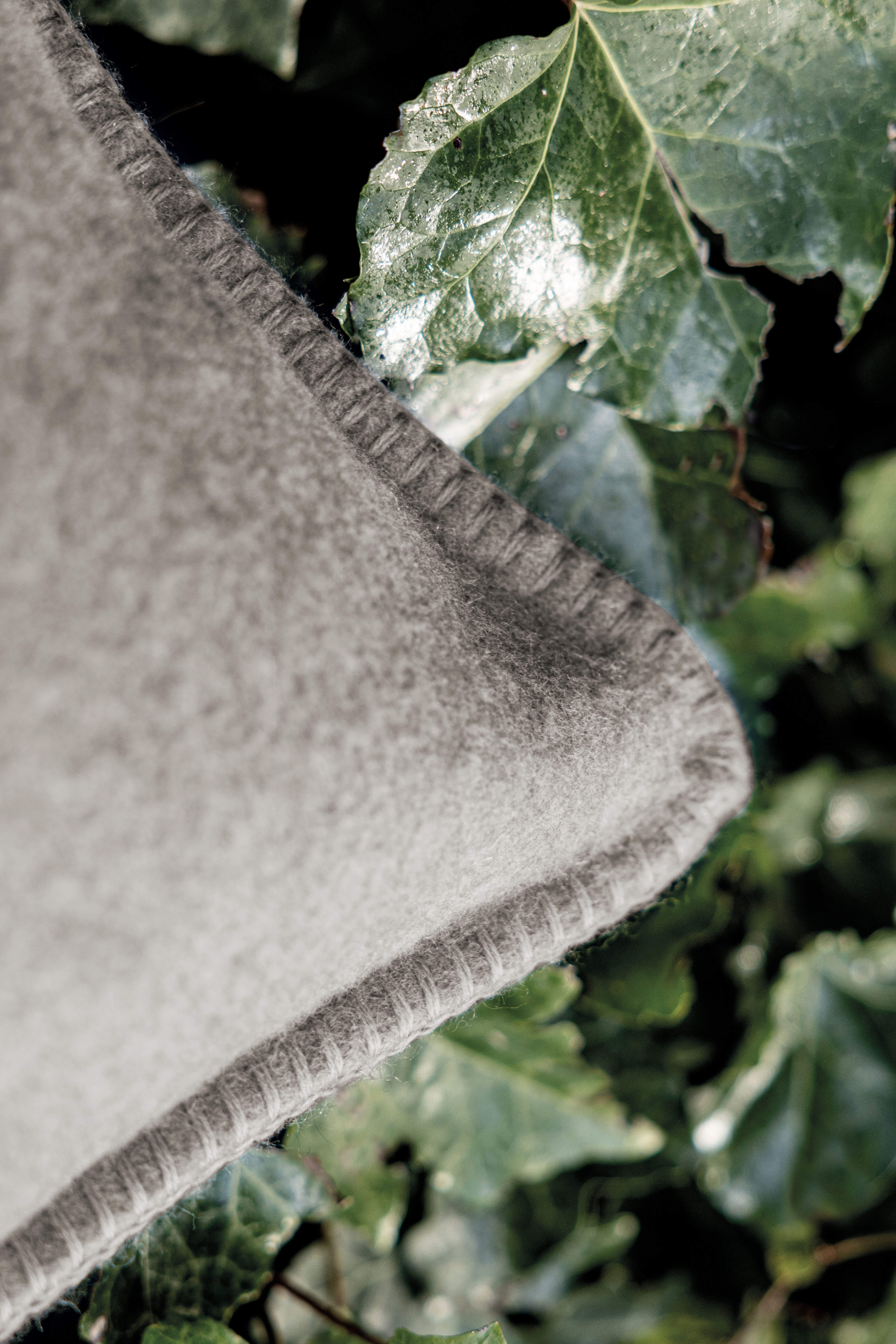 Luberon: cashmere cushion with handcrafted edges - Grey / Beige