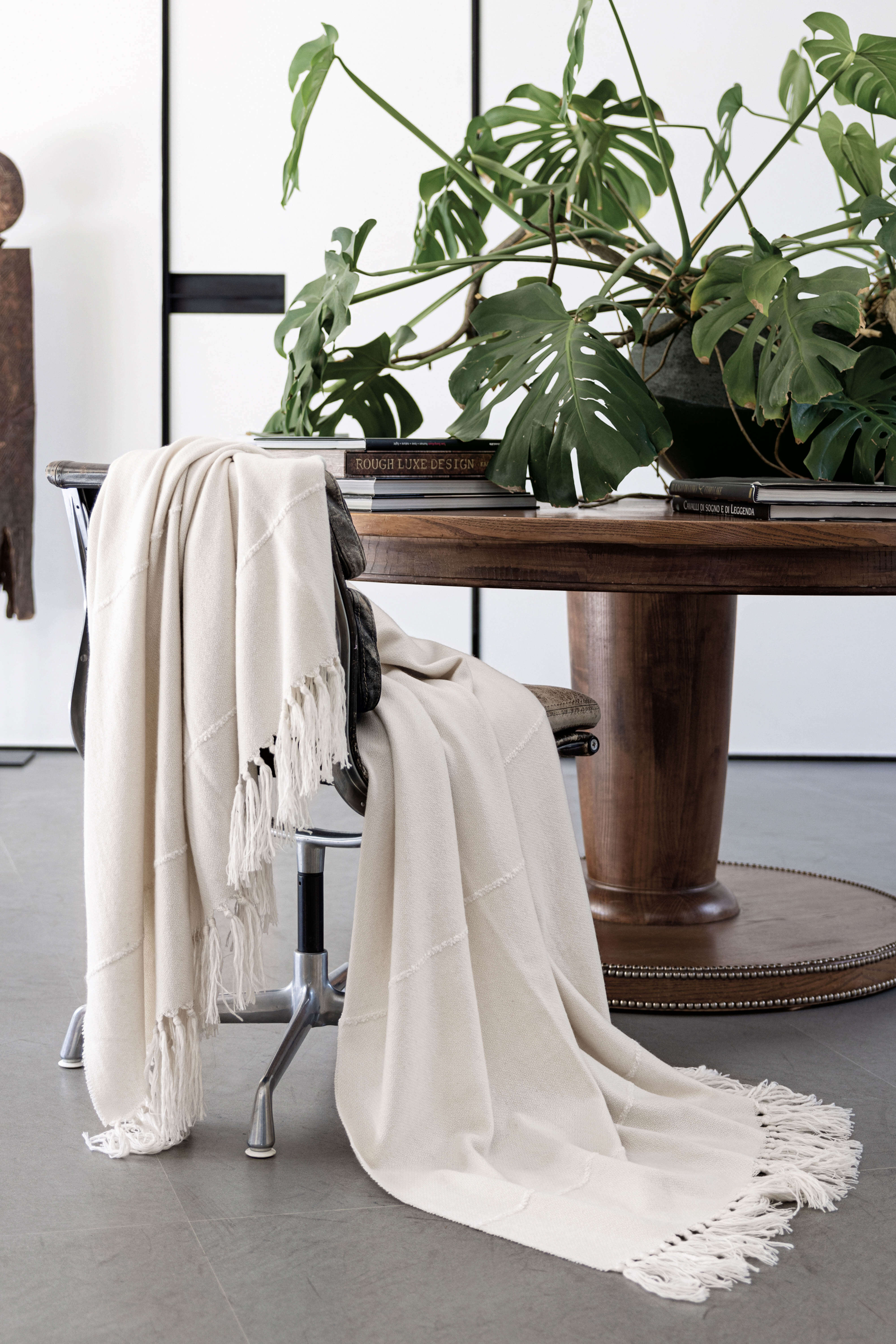 Onda: cashmere throw with hand knotted fringes - Ecru