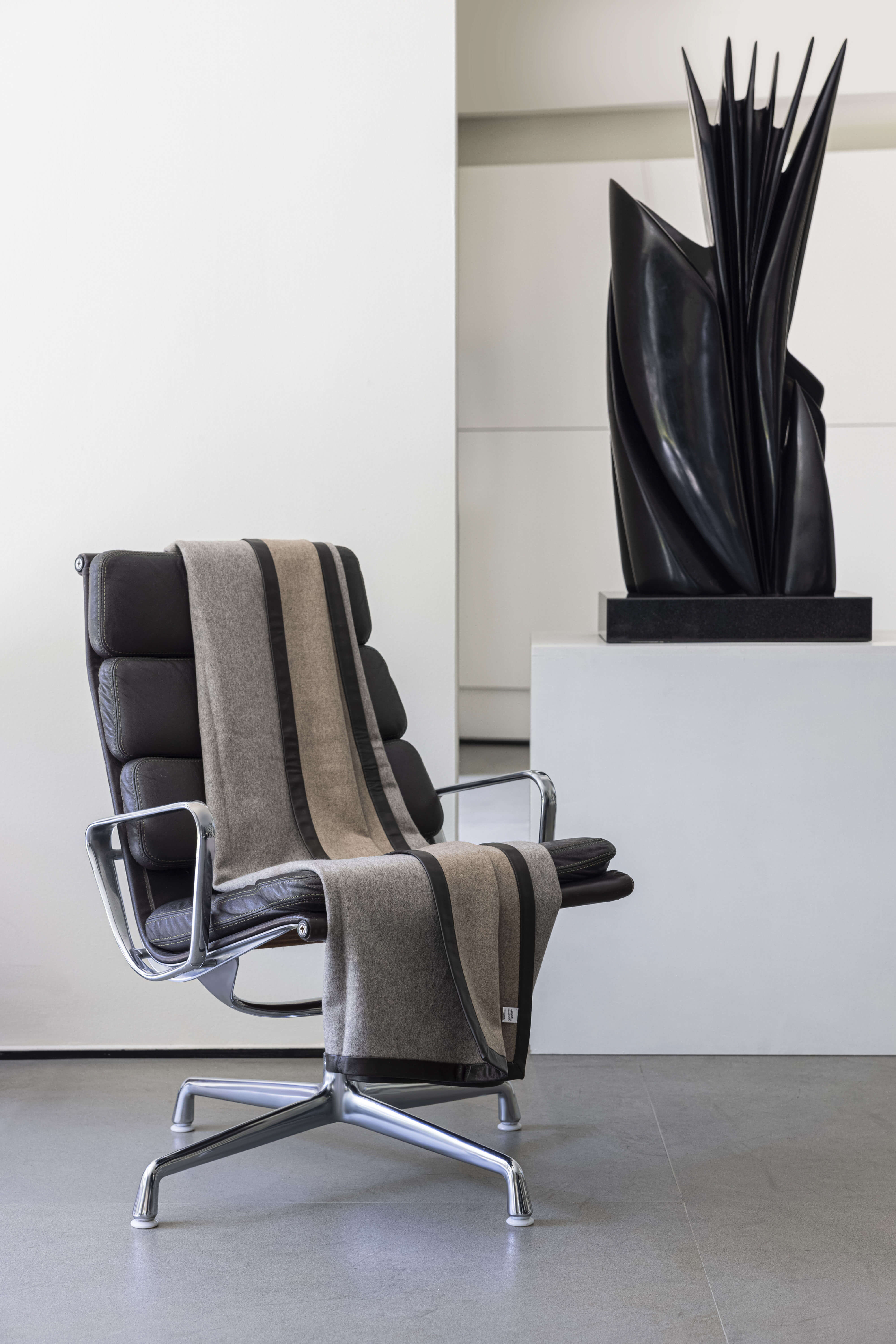 Salon: cashmere reversible throw with nappa edging - Grey / Beige
