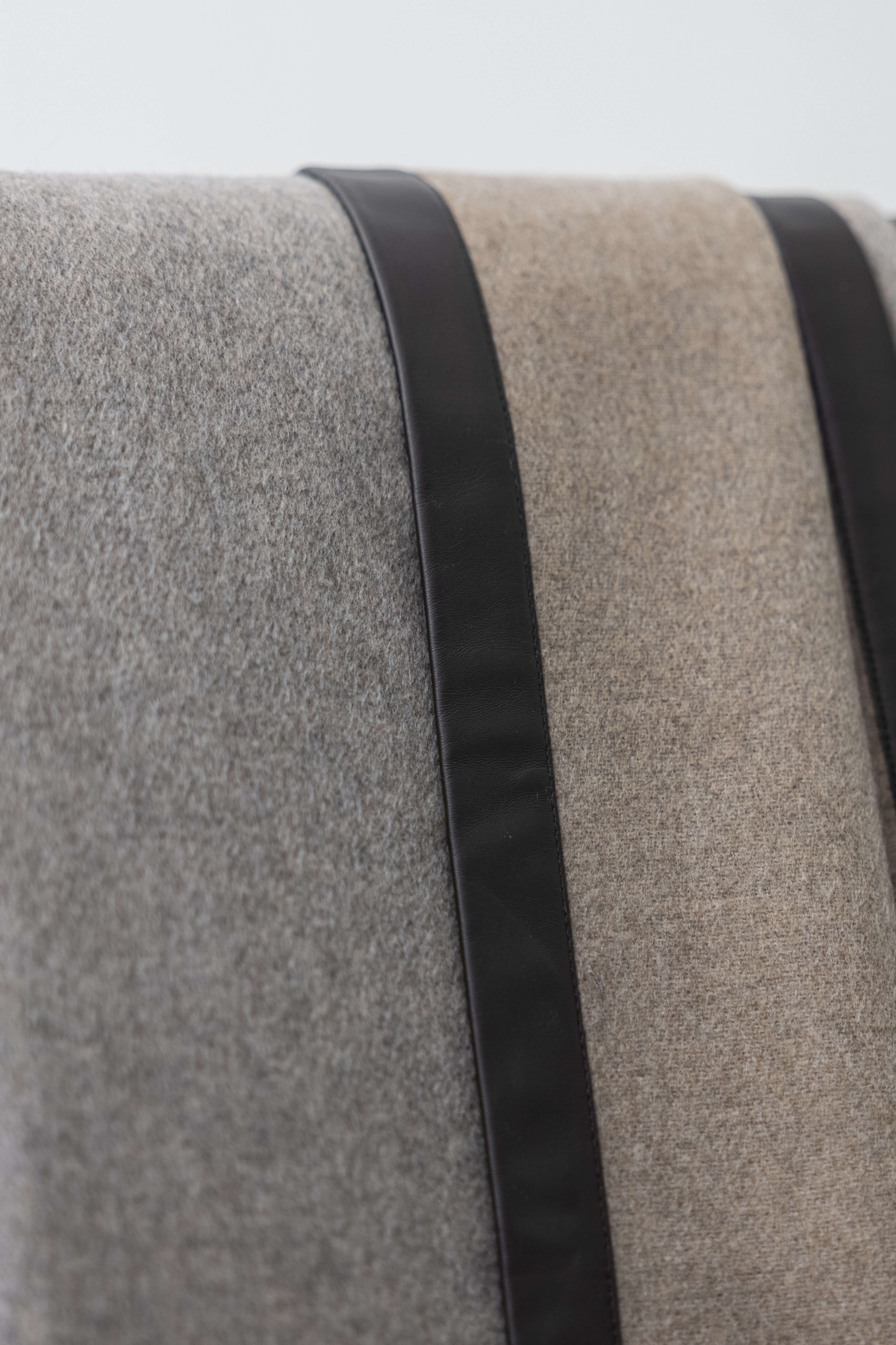 Salon: cashmere reversible throw with nappa edging - Grey / Beige