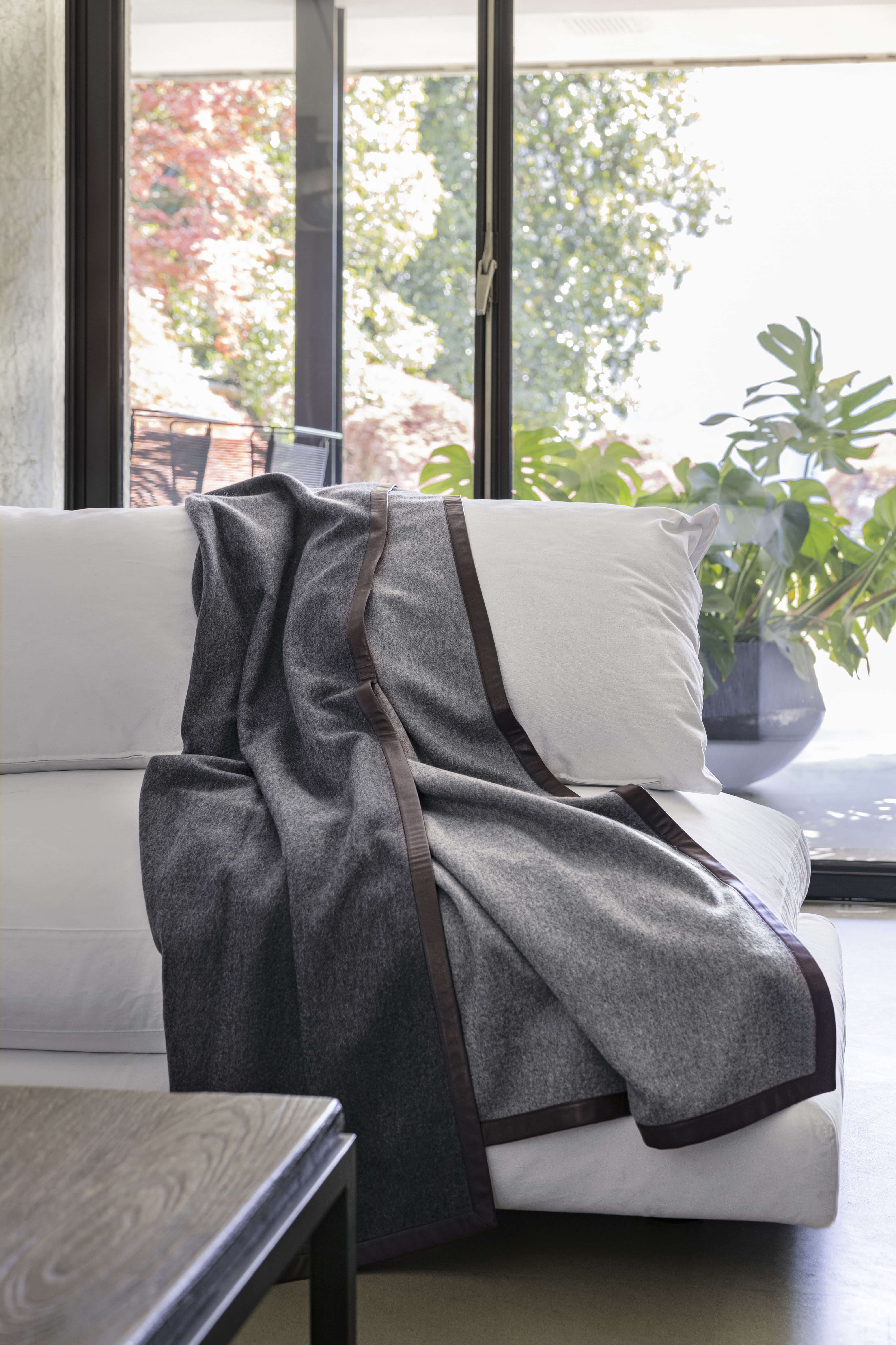 Salon: cashmere reversible throw with nappa edging - Steel / Grey