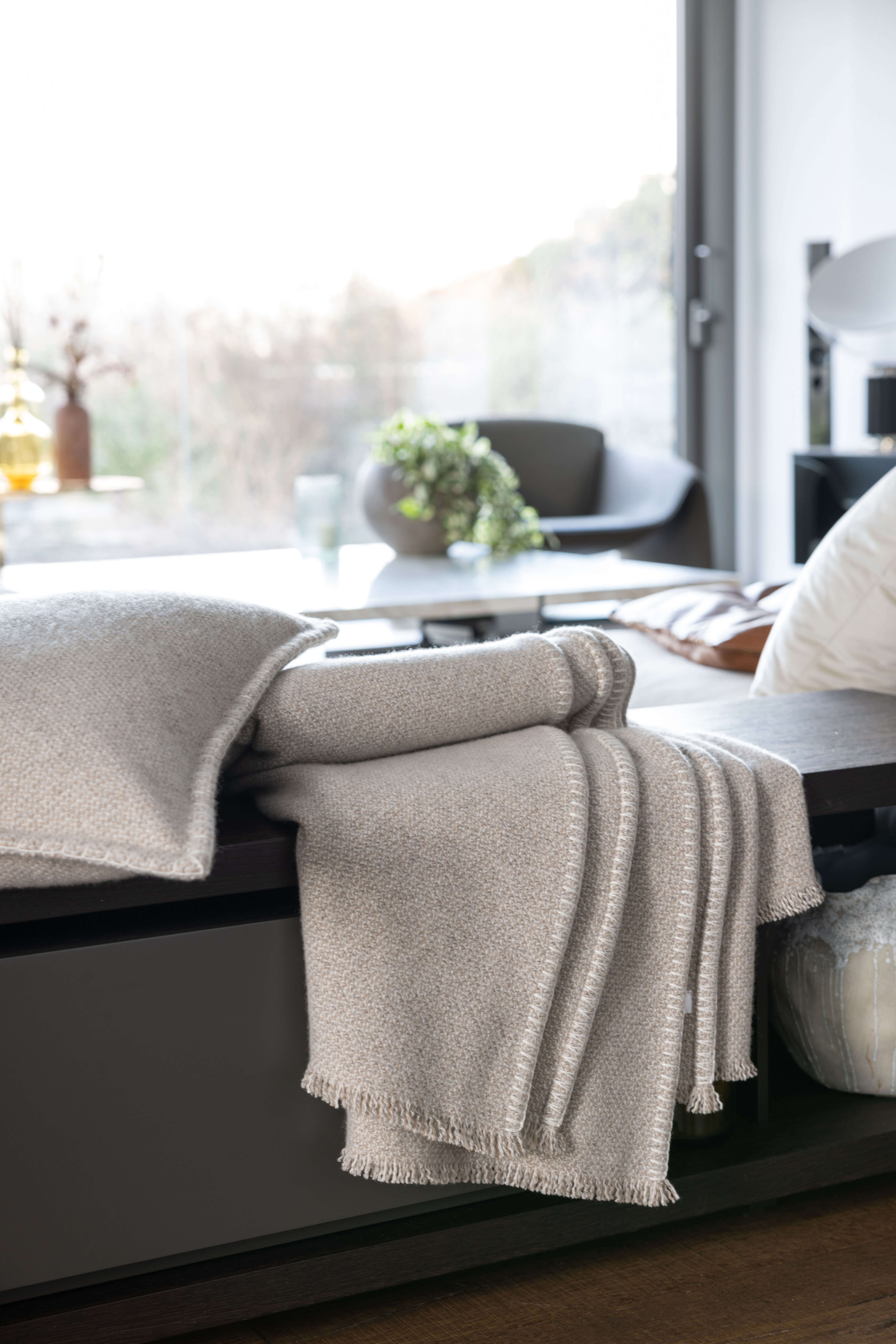 Theo: cashmere throw with fringes and handcrafted edges - Beige