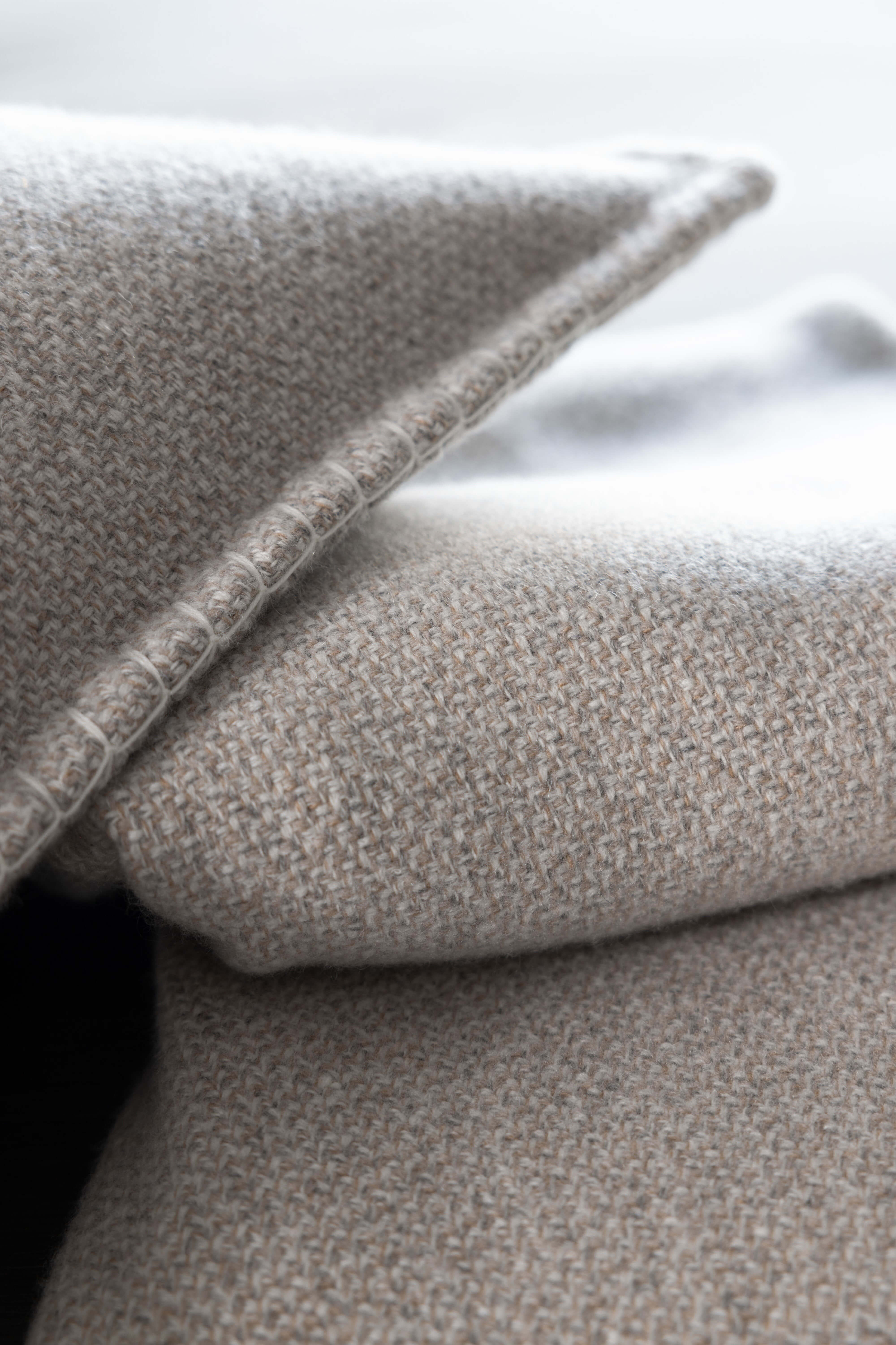 Theo: cashmere throw with fringes and handcrafted edges - Beige