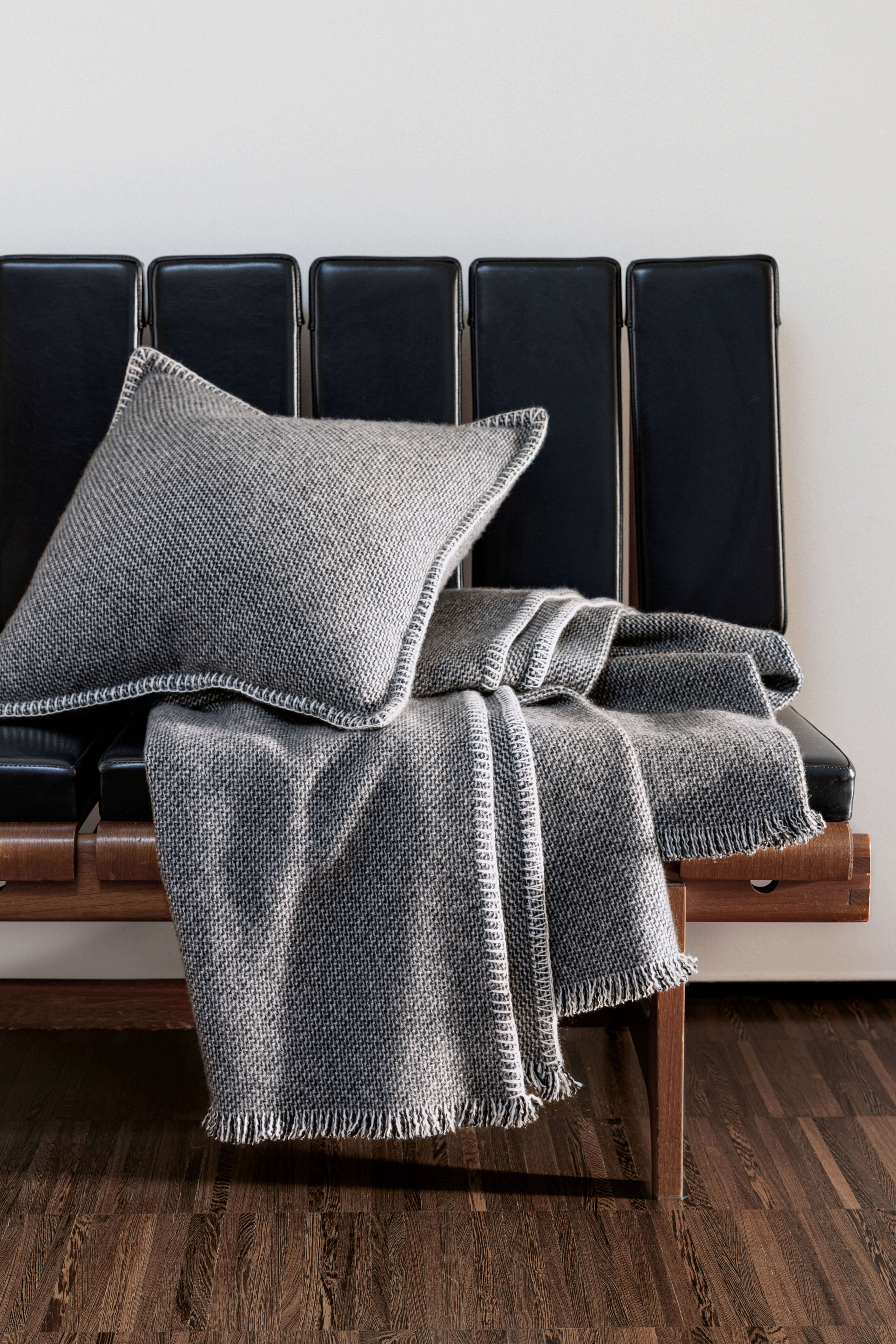 Theo: cashmere throw with fringes and handcrafted edges - Steel