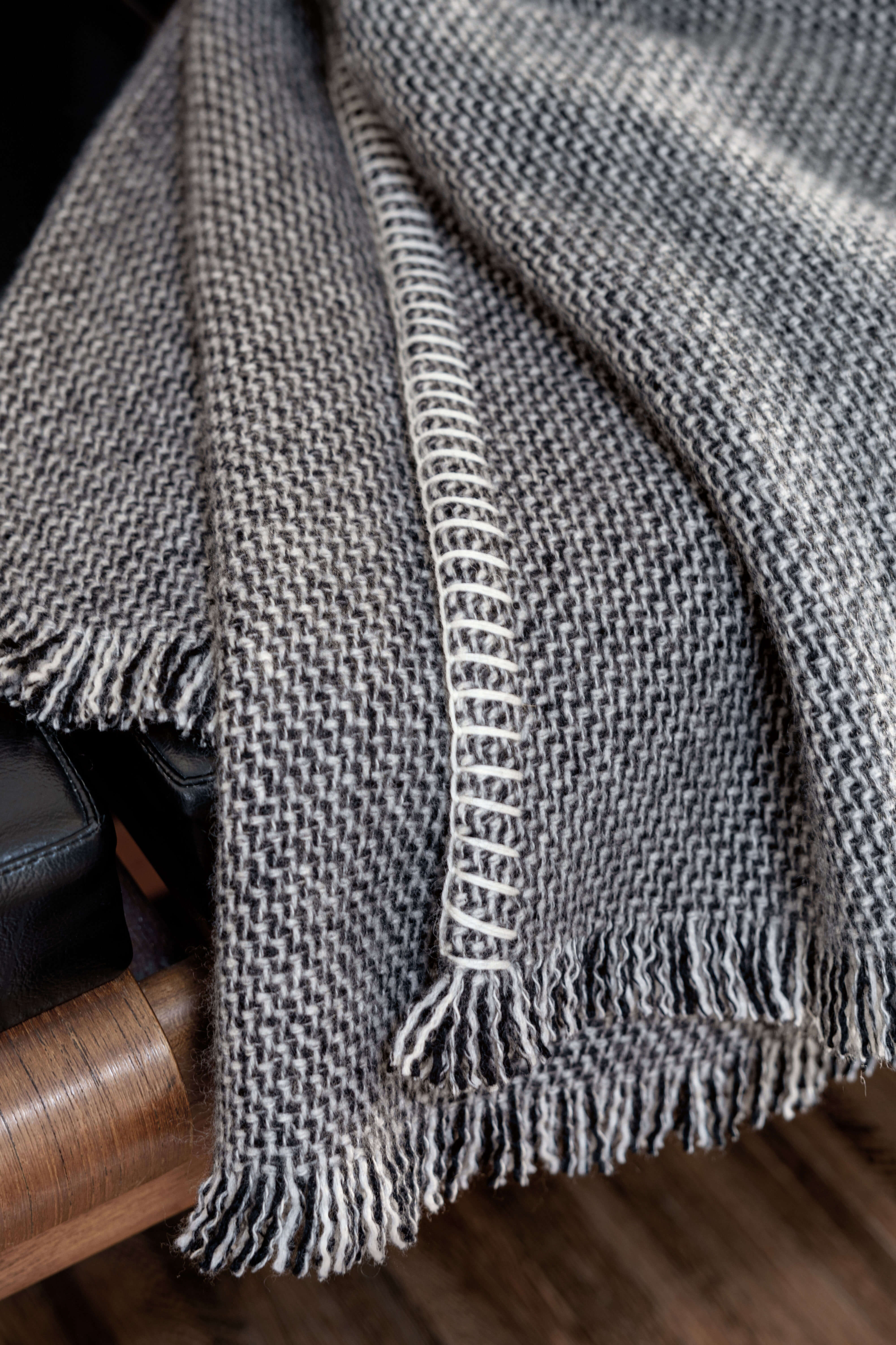 Theo: cashmere throw with fringes and handcrafted edges - Steel