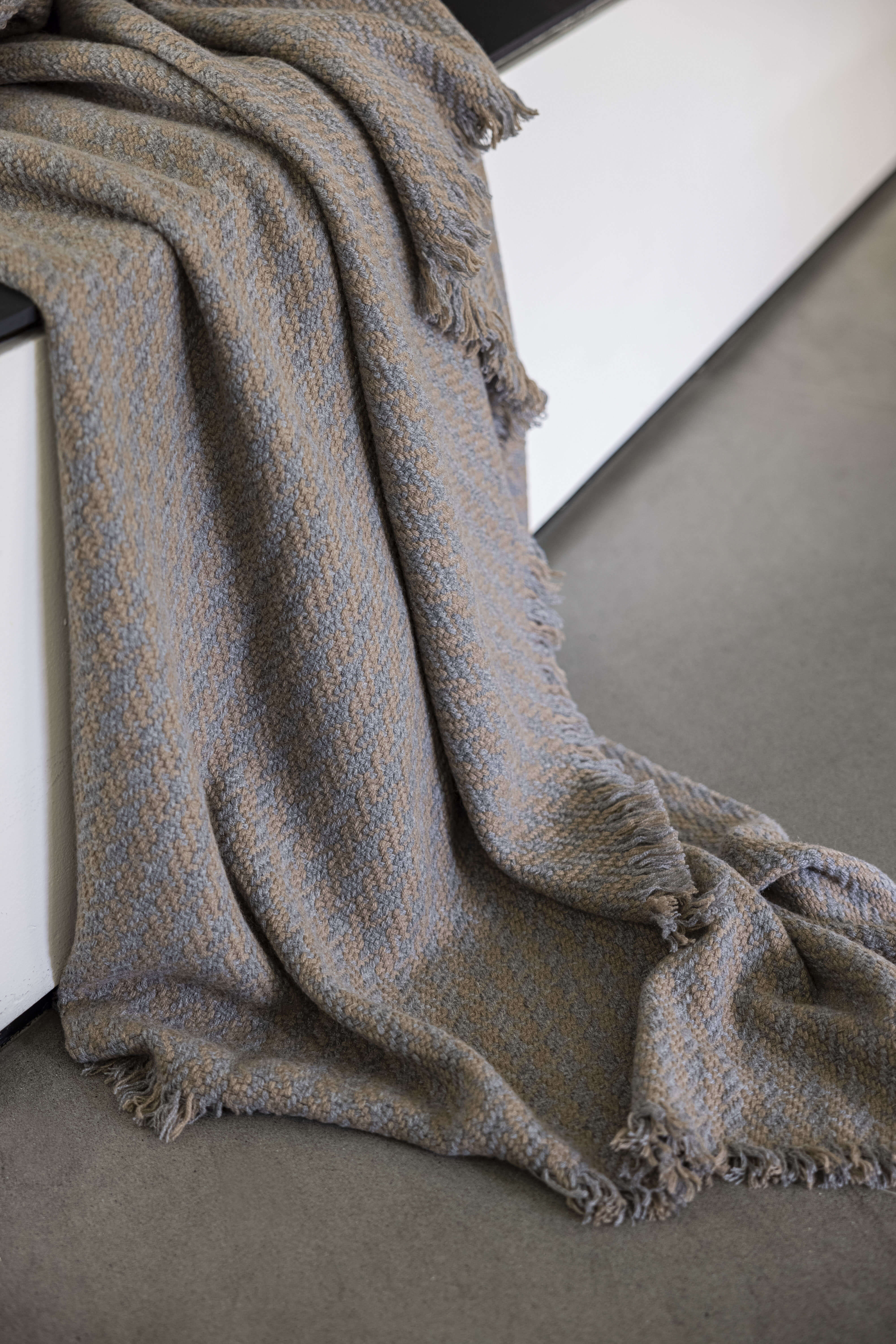 Tolone: houndstooth cashmere throw - Grey / Beige