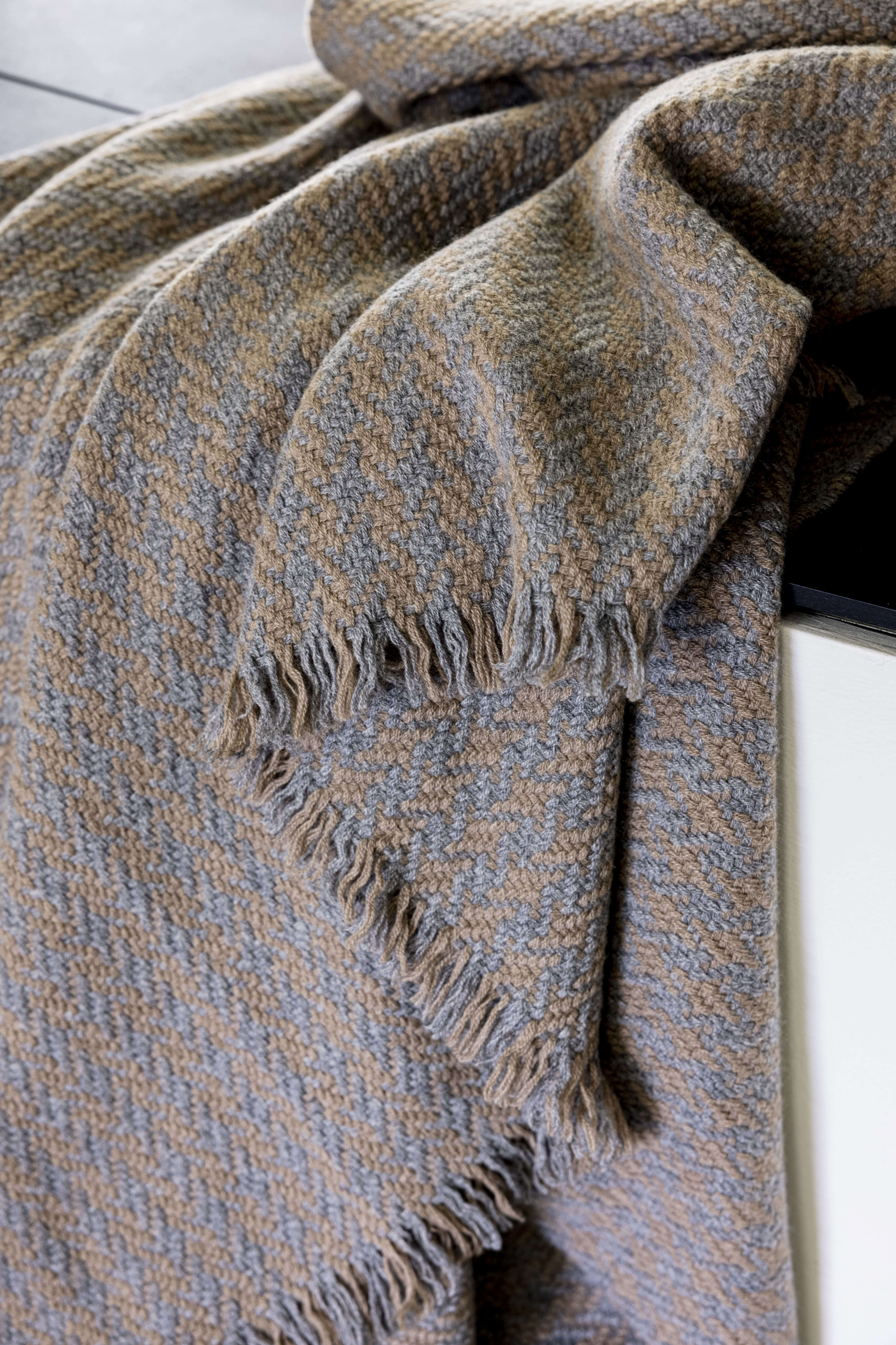 Tolone: houndstooth cashmere throw - Grey / Beige