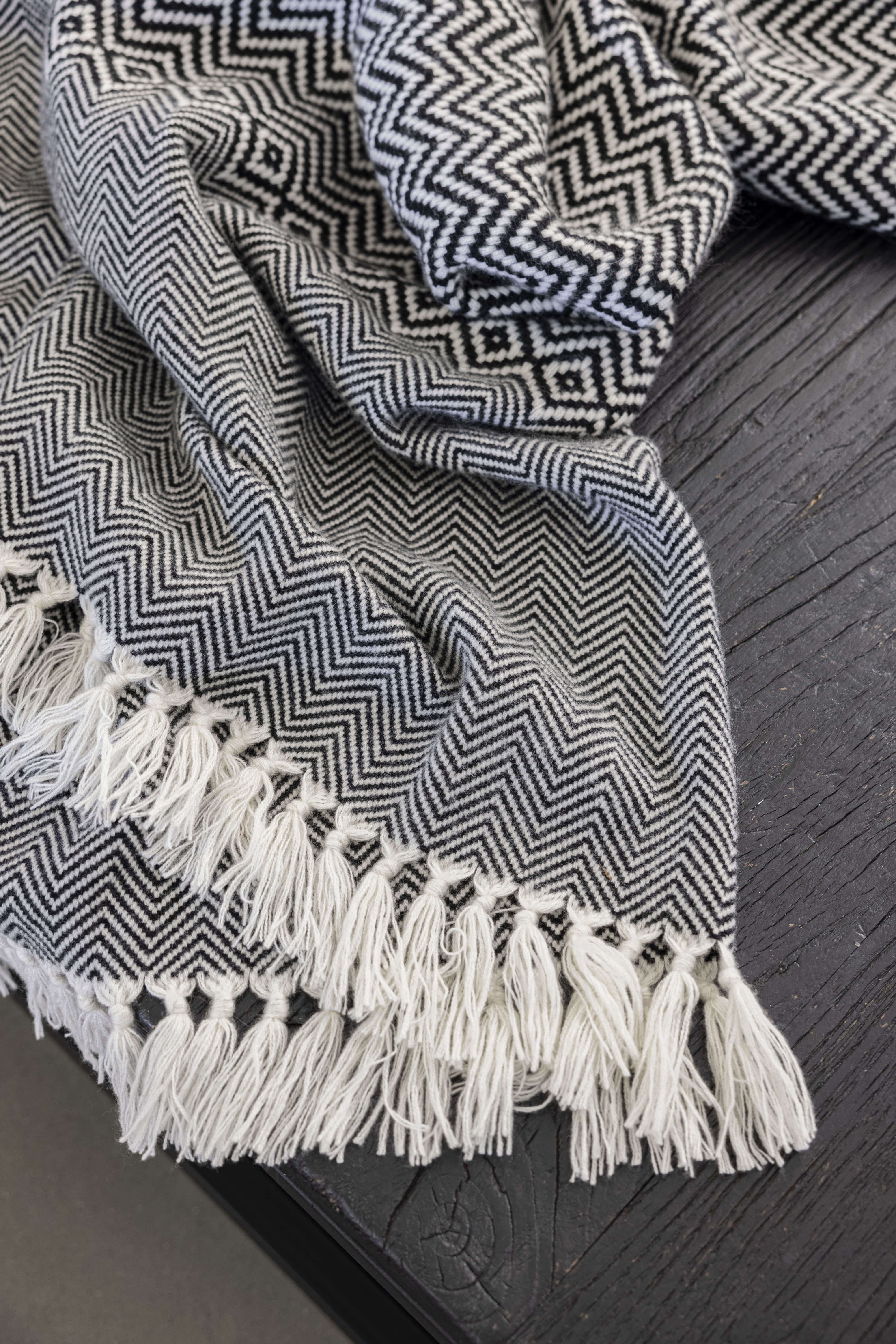 Vigo: cashmere throw - Black / Ecru