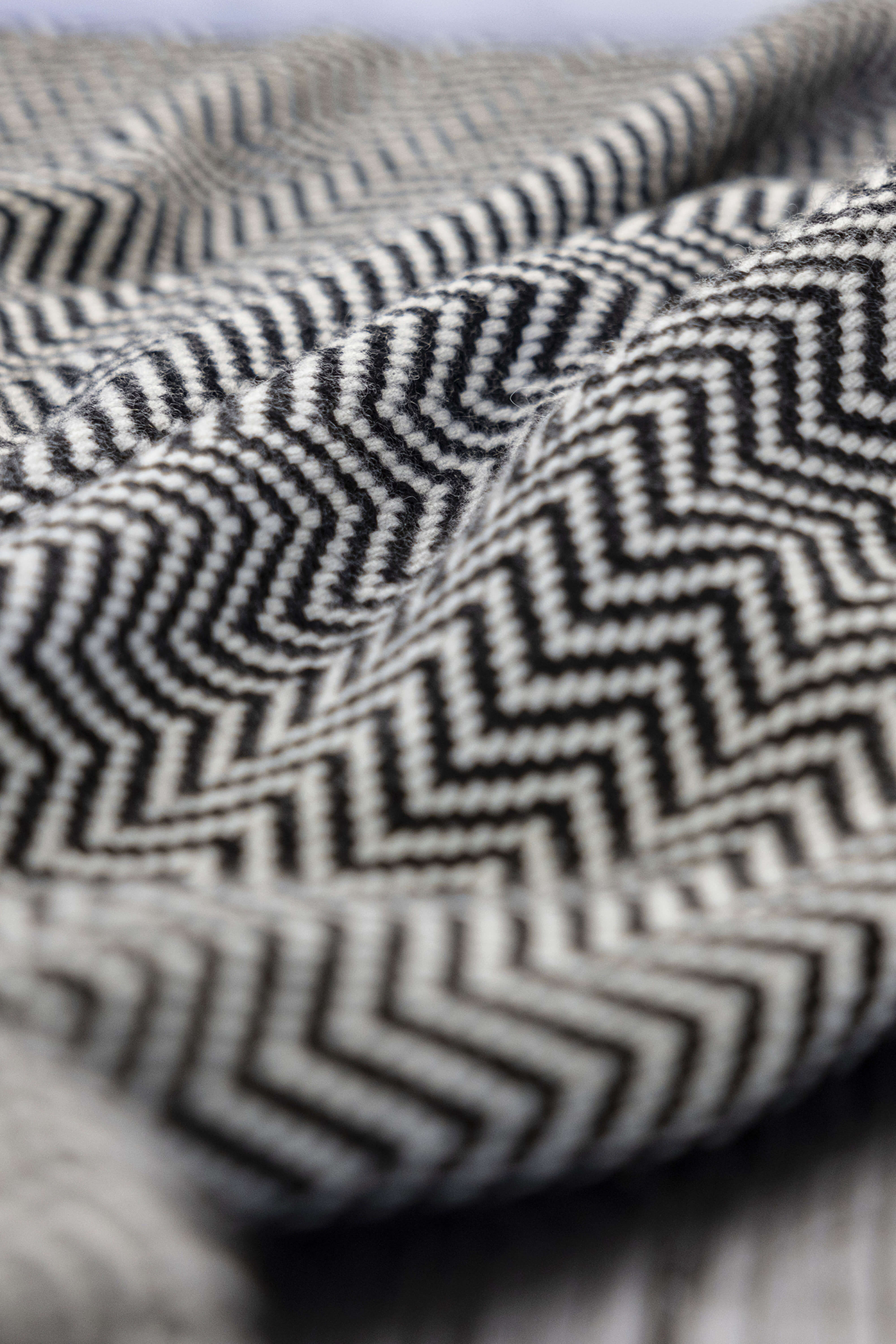 Vigo: cashmere throw - Black / Ecru