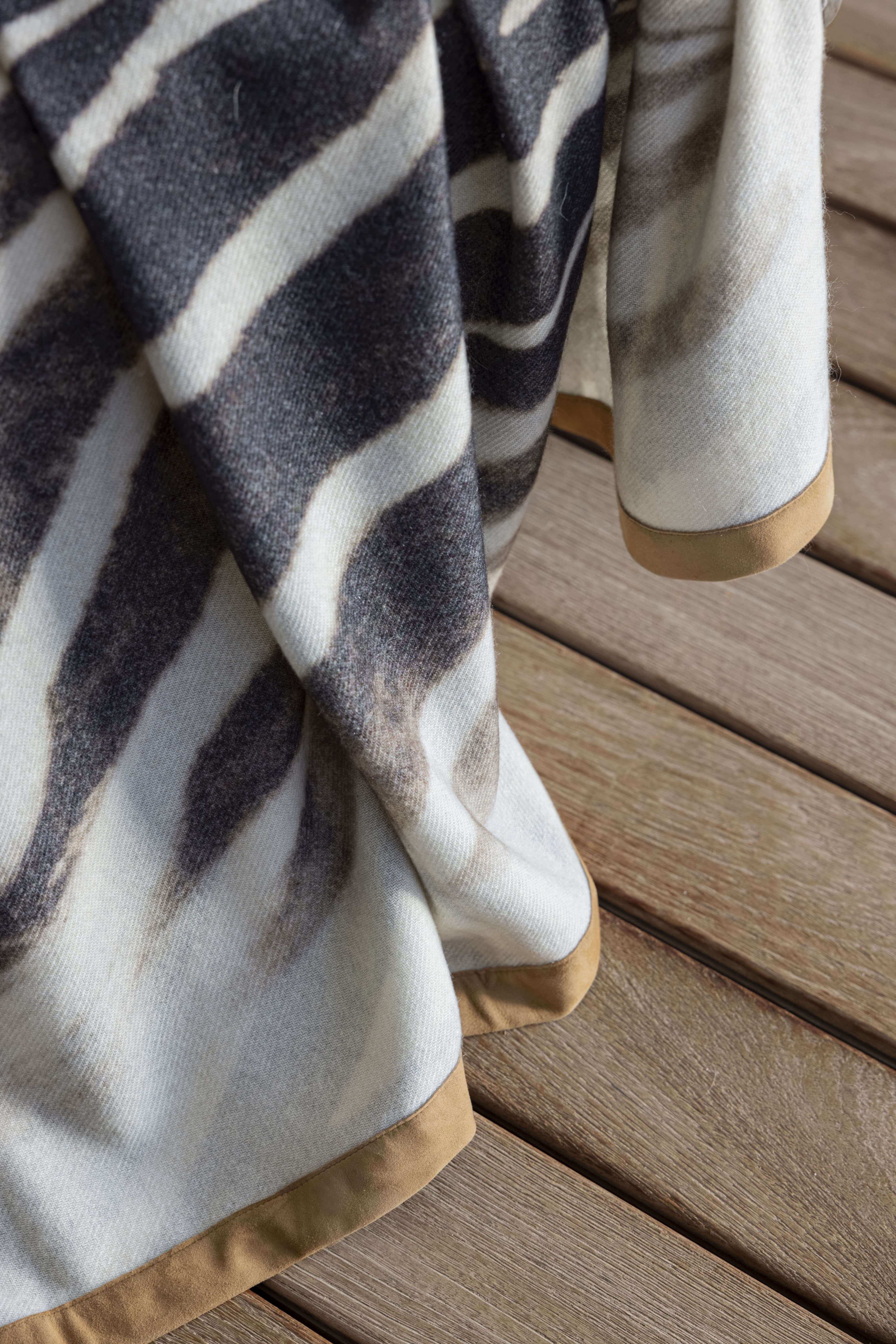 Zebra: cashmere double sided printed throw - Black / White